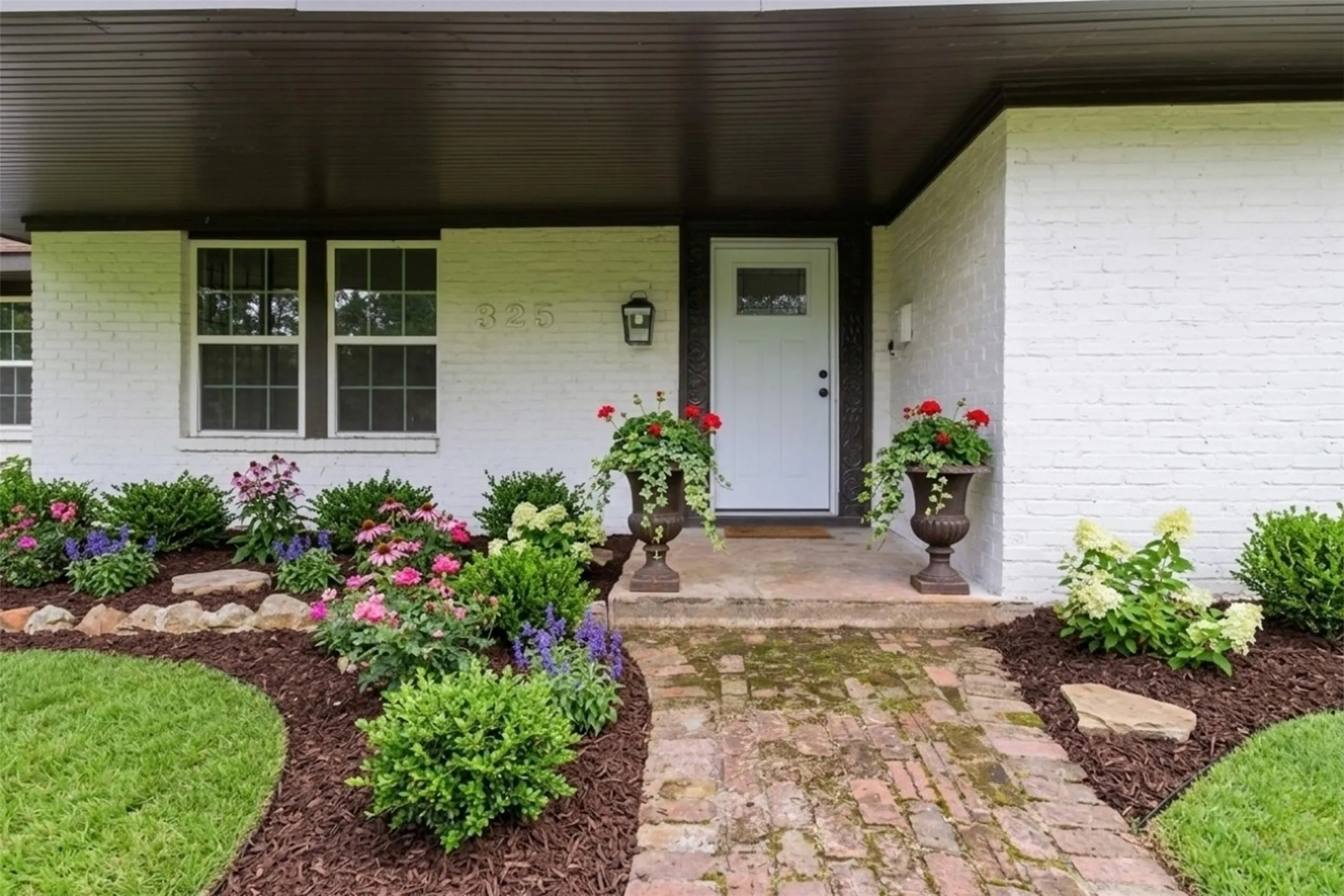 Single Family Residence For Sale in Angelina County , 325 Sunset Boulevard, Lufkin, Texas 75904, 4 Bedroom, 3 Bathroom, 2 Garage spaces, 3,302 Sqft, built in 1950, mls#21286225, Real Estate Agent in Lufkin, Homes For Sale in Angelina county, Homes For Sale in Lufkin, Realtor in Lufkin Texas, Real Estate Brokerage Independent Realty Texas, Luminita Cordes Realtor