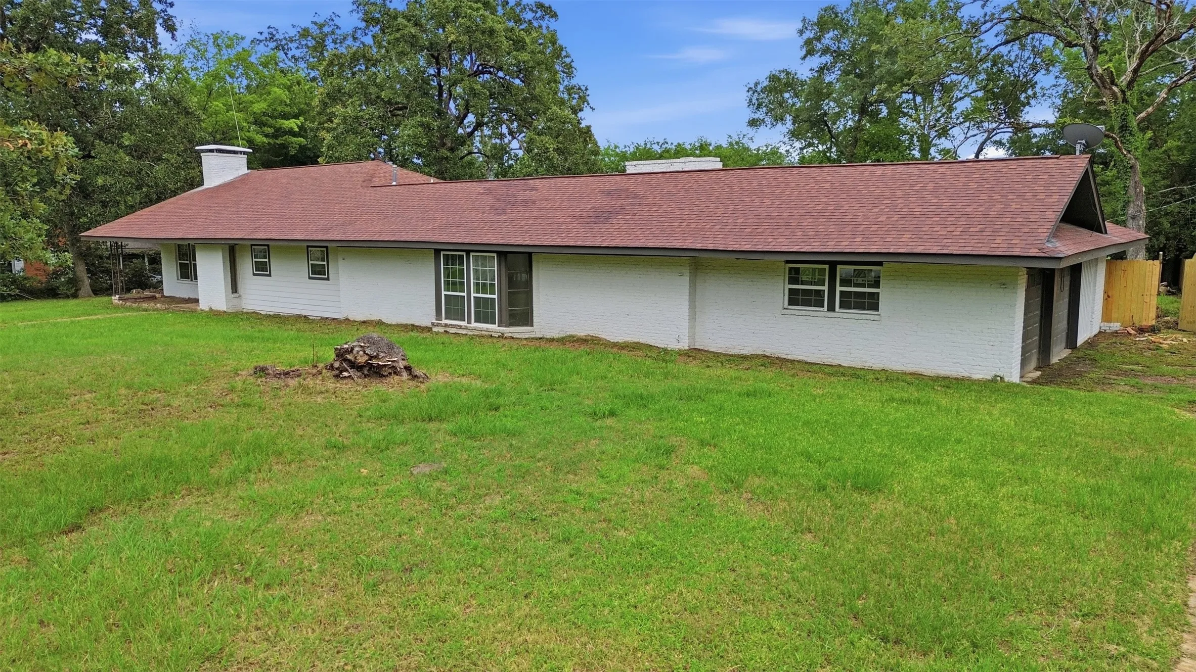 Single Family Residence For Sale in Angelina County , 325 Sunset Boulevard, Lufkin, Texas 75904, 4 Bedroom, 3 Bathroom, 2 Garage spaces, 3,302 Sqft, built in 1950, mls#21286225, Real Estate Agent in Lufkin, Homes For Sale in Angelina county, Homes For Sale in Lufkin, Realtor in Lufkin Texas, Real Estate Brokerage Independent Realty Texas, Luminita Cordes Realtor
