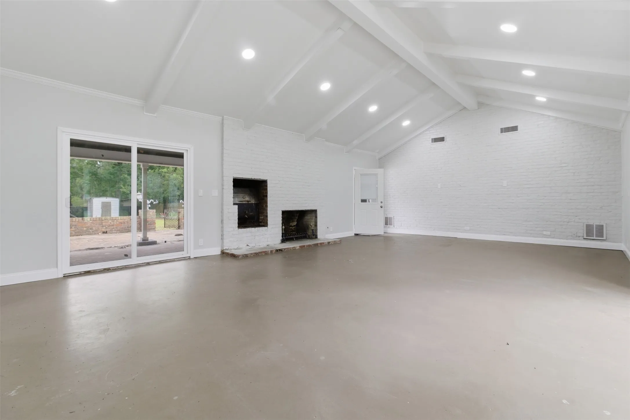 Single Family Residence For Sale in Angelina County , 325 Sunset Boulevard, Lufkin, Texas 75904, 4 Bedroom, 3 Bathroom, 2 Garage spaces, 3,302 Sqft, built in 1950, mls#21286225, Real Estate Agent in Lufkin, Homes For Sale in Angelina county, Homes For Sale in Lufkin, Realtor in Lufkin Texas, Real Estate Brokerage Independent Realty Texas, Luminita Cordes Realtor