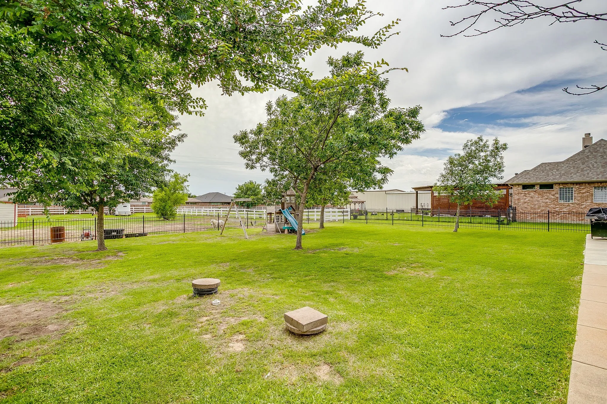 Single Family Residence For Sale in Tarrant County , 709 Lonesome Prairie Trail, Haslet, Texas 76052, 4 Bedroom, 2 Bathroom, 3 Garage spaces, 2,234 Sqft, built in 2002, mls#21288101, Real Estate Agent in Haslet, Homes For Sale in Tarrant county, Homes For Sale in Haslet, Realtor in Haslet Texas, Real Estate Brokerage Independent Realty Texas, Luminita Cordes Realtor