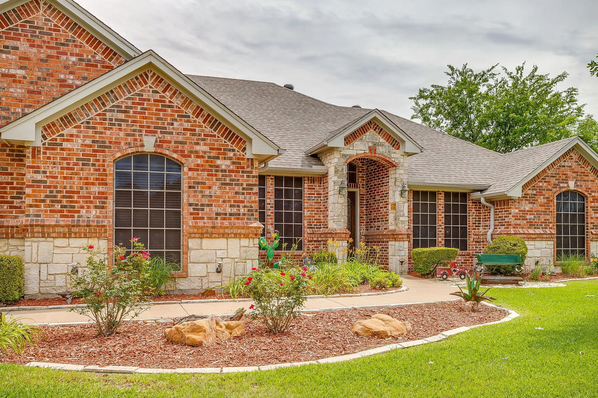 Single Family Residence For Sale in Tarrant County , 709 Lonesome Prairie Trail, Haslet, Texas 76052, 4 Bedroom, 2 Bathroom, 3 Garage spaces, 2,234 Sqft, built in 2002, mls#21288101, Real Estate Agent in Haslet, Homes For Sale in Tarrant county, Homes For Sale in Haslet, Realtor in Haslet Texas, Real Estate Brokerage Independent Realty Texas, Luminita Cordes Realtor