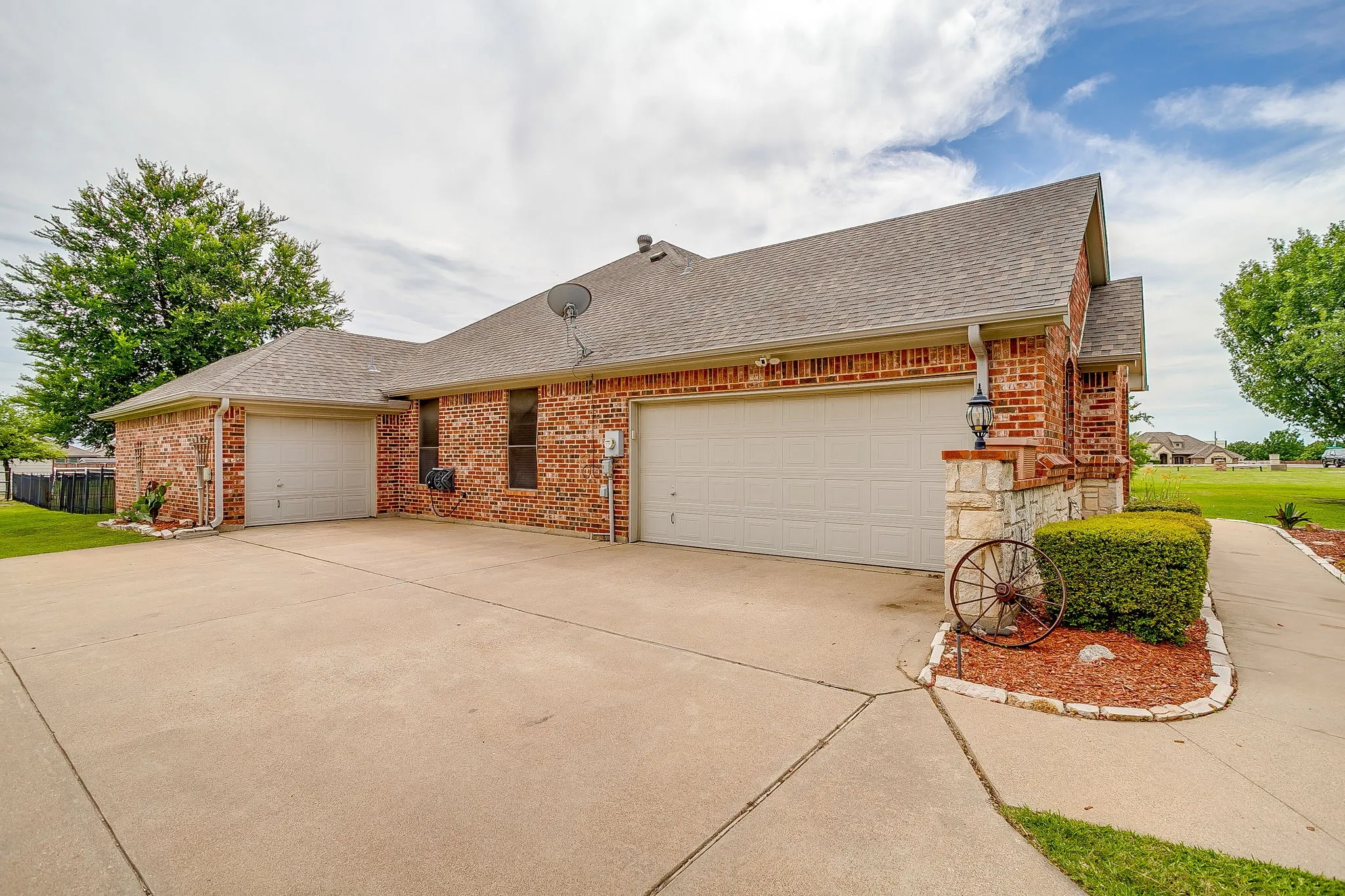 Single Family Residence For Sale in Tarrant County , 709 Lonesome Prairie Trail, Haslet, Texas 76052, 4 Bedroom, 2 Bathroom, 3 Garage spaces, 2,234 Sqft, built in 2002, mls#21288101, Real Estate Agent in Haslet, Homes For Sale in Tarrant county, Homes For Sale in Haslet, Realtor in Haslet Texas, Real Estate Brokerage Independent Realty Texas, Luminita Cordes Realtor