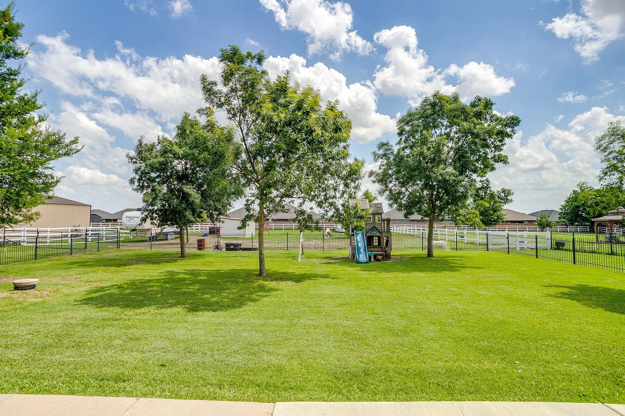 Single Family Residence For Sale in Tarrant County , 709 Lonesome Prairie Trail, Haslet, Texas 76052, 4 Bedroom, 2 Bathroom, 3 Garage spaces, 2,234 Sqft, built in 2002, mls#21288101, Real Estate Agent in Haslet, Homes For Sale in Tarrant county, Homes For Sale in Haslet, Realtor in Haslet Texas, Real Estate Brokerage Independent Realty Texas, Luminita Cordes Realtor