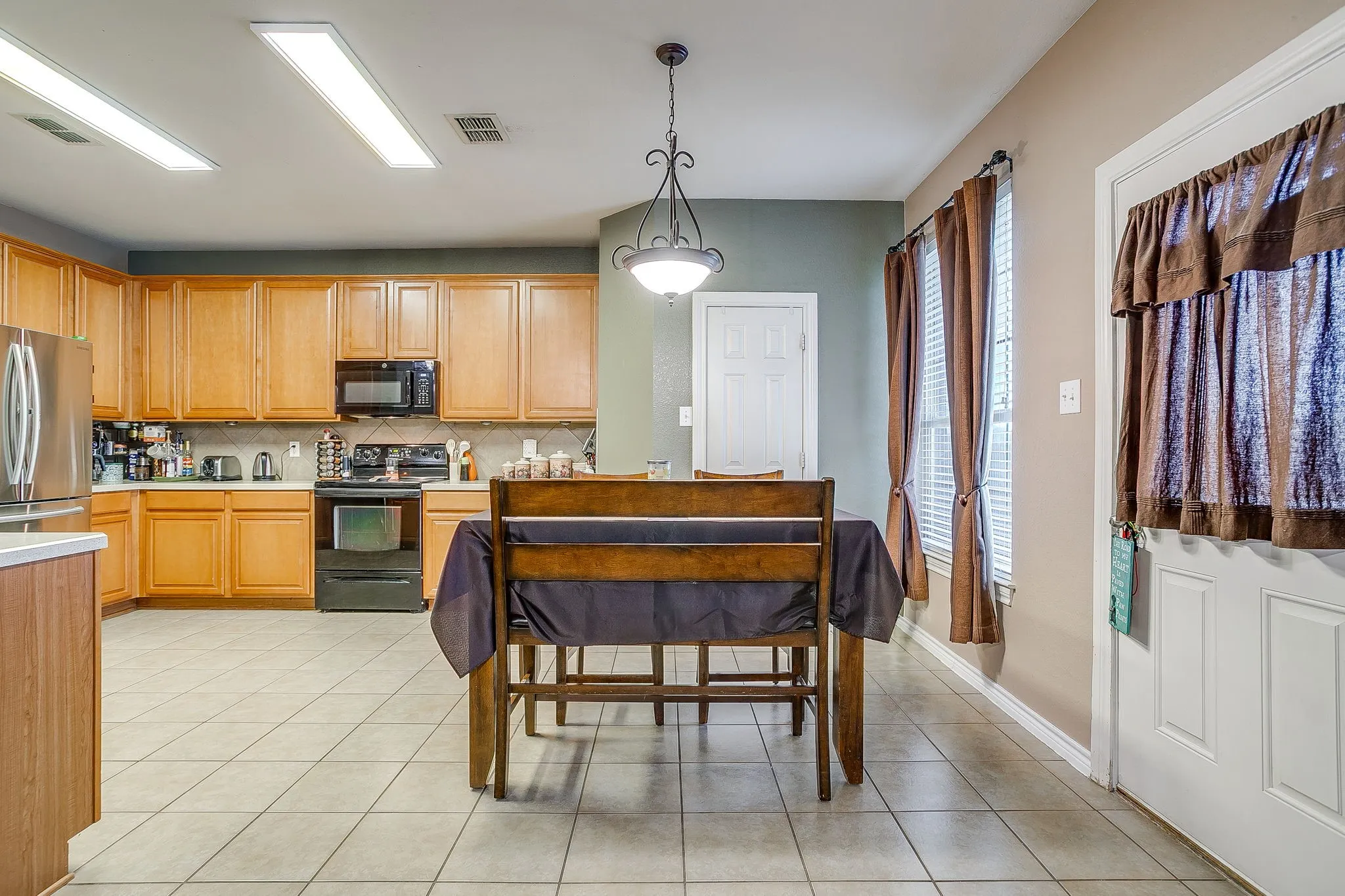 Single Family Residence For Sale in Dallas County , 1607 Willow Lane, Cedar Hill, Texas 75104, 4 Bedroom, 3 Bathroom, 2 Garage spaces, 3,277 Sqft, built in 2005, mls#21266204, Real Estate Agent in Cedar Hill, Homes For Sale in Dallas county, Homes For Sale in Cedar Hill, Realtor in Cedar Hill Texas, Real Estate Brokerage Independent Realty Texas, Luminita Cordes Realtor