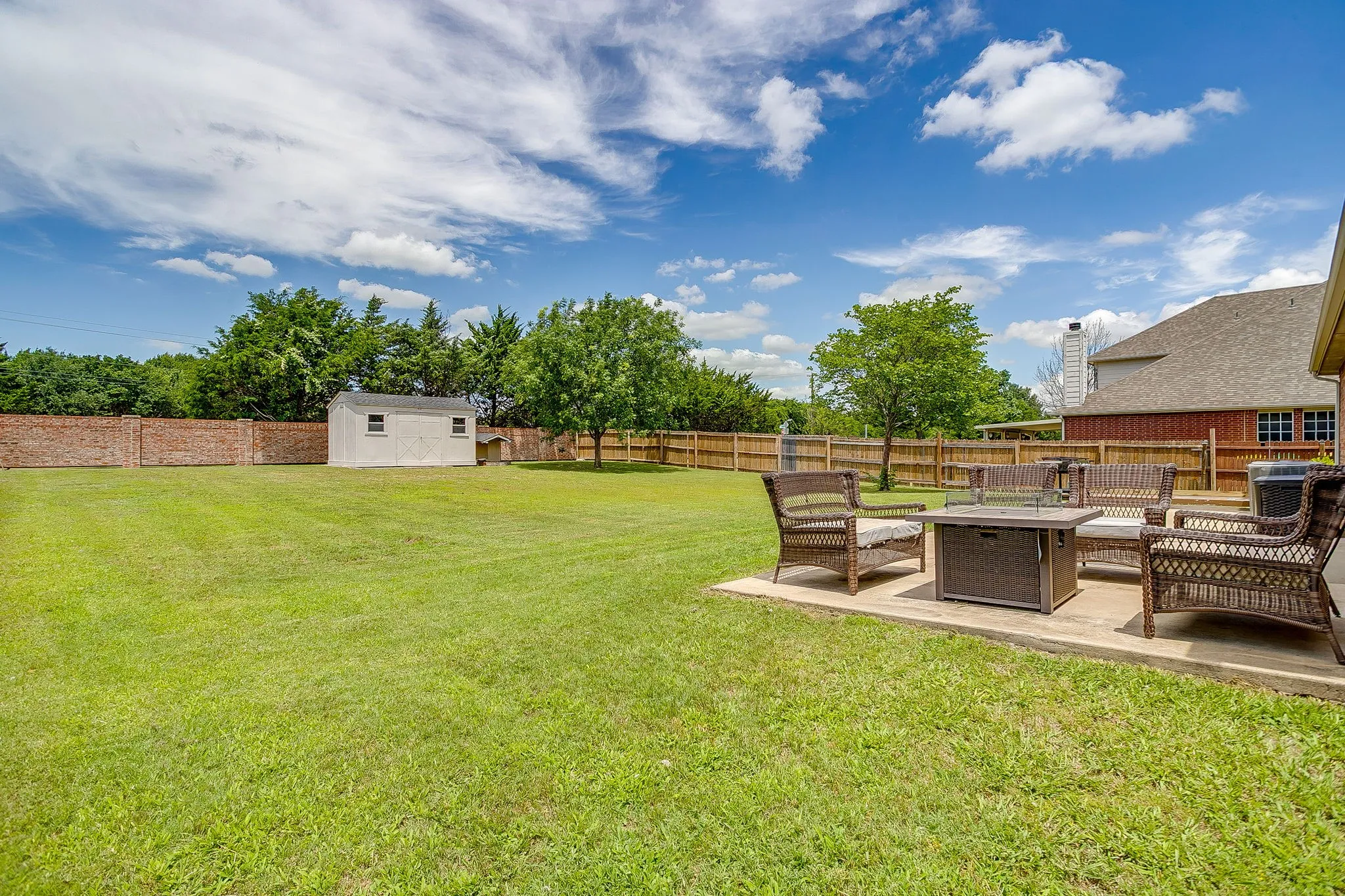 Single Family Residence For Sale in Dallas County , 1607 Willow Lane, Cedar Hill, Texas 75104, 4 Bedroom, 3 Bathroom, 2 Garage spaces, 3,277 Sqft, built in 2005, mls#21266204, Real Estate Agent in Cedar Hill, Homes For Sale in Dallas county, Homes For Sale in Cedar Hill, Realtor in Cedar Hill Texas, Real Estate Brokerage Independent Realty Texas, Luminita Cordes Realtor