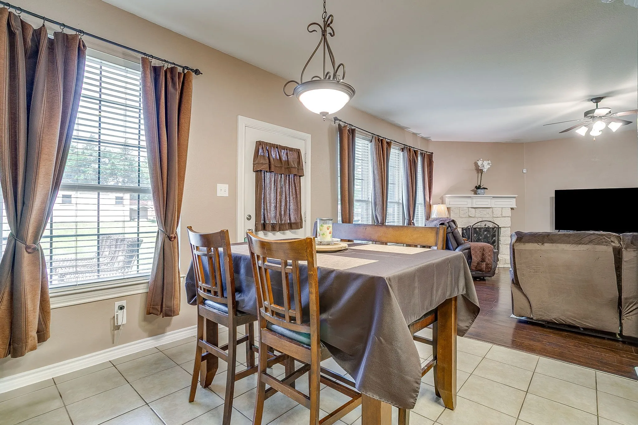 Single Family Residence For Sale in Dallas County , 1607 Willow Lane, Cedar Hill, Texas 75104, 4 Bedroom, 3 Bathroom, 2 Garage spaces, 3,277 Sqft, built in 2005, mls#21266204, Real Estate Agent in Cedar Hill, Homes For Sale in Dallas county, Homes For Sale in Cedar Hill, Realtor in Cedar Hill Texas, Real Estate Brokerage Independent Realty Texas, Luminita Cordes Realtor