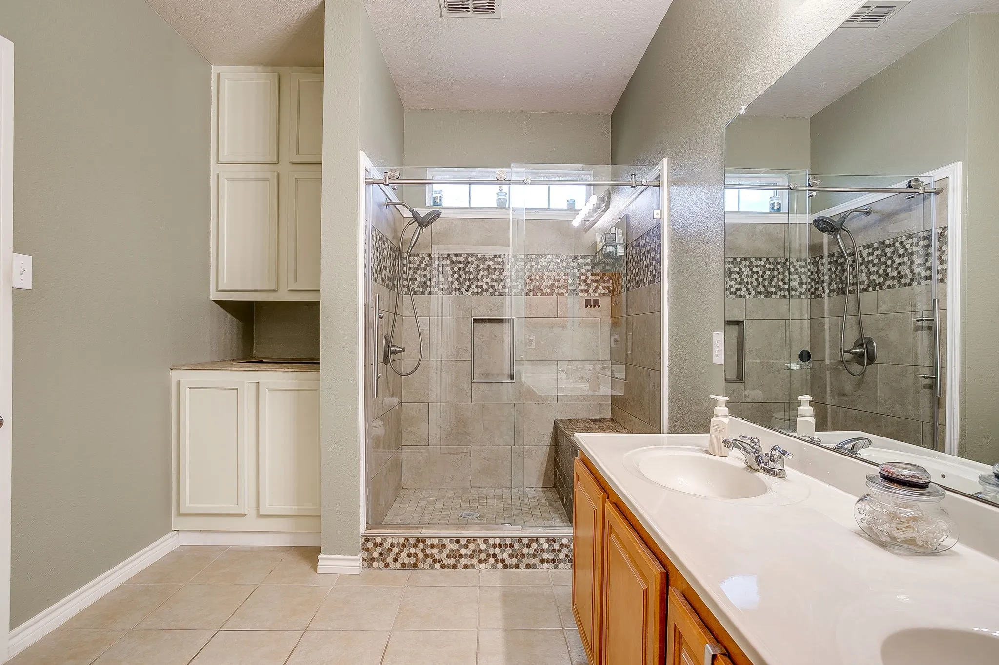 Single Family Residence For Sale in Dallas County , 1607 Willow Lane, Cedar Hill, Texas 75104, 4 Bedroom, 3 Bathroom, 2 Garage spaces, 3,277 Sqft, built in 2005, mls#21266204, Real Estate Agent in Cedar Hill, Homes For Sale in Dallas county, Homes For Sale in Cedar Hill, Realtor in Cedar Hill Texas, Real Estate Brokerage Independent Realty Texas, Luminita Cordes Realtor