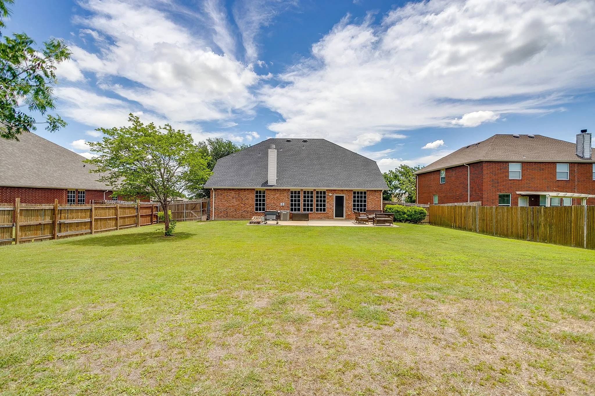 Single Family Residence For Sale in Dallas County , 1607 Willow Lane, Cedar Hill, Texas 75104, 4 Bedroom, 3 Bathroom, 2 Garage spaces, 3,277 Sqft, built in 2005, mls#21266204, Real Estate Agent in Cedar Hill, Homes For Sale in Dallas county, Homes For Sale in Cedar Hill, Realtor in Cedar Hill Texas, Real Estate Brokerage Independent Realty Texas, Luminita Cordes Realtor