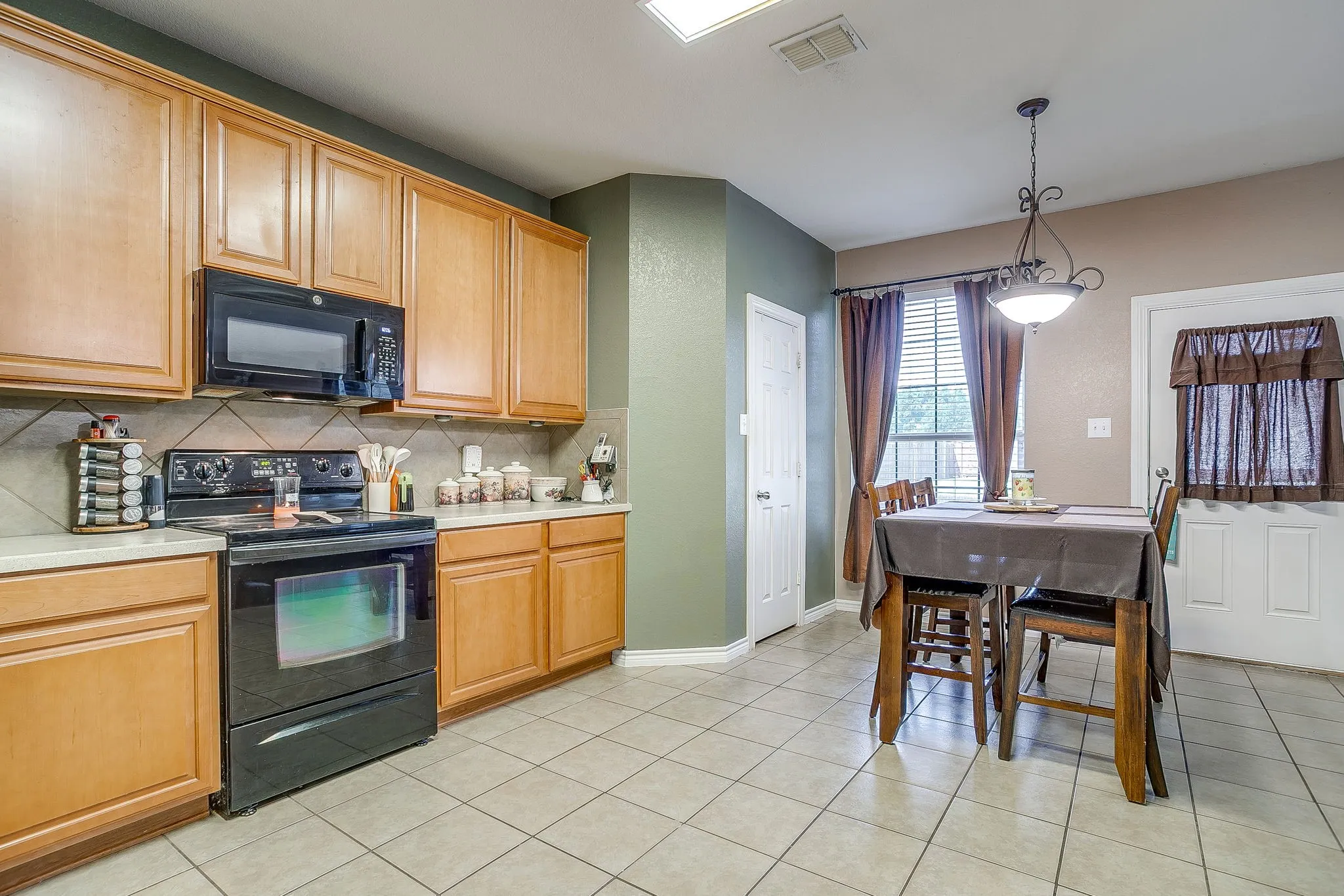 Single Family Residence For Sale in Dallas County , 1607 Willow Lane, Cedar Hill, Texas 75104, 4 Bedroom, 3 Bathroom, 2 Garage spaces, 3,277 Sqft, built in 2005, mls#21266204, Real Estate Agent in Cedar Hill, Homes For Sale in Dallas county, Homes For Sale in Cedar Hill, Realtor in Cedar Hill Texas, Real Estate Brokerage Independent Realty Texas, Luminita Cordes Realtor