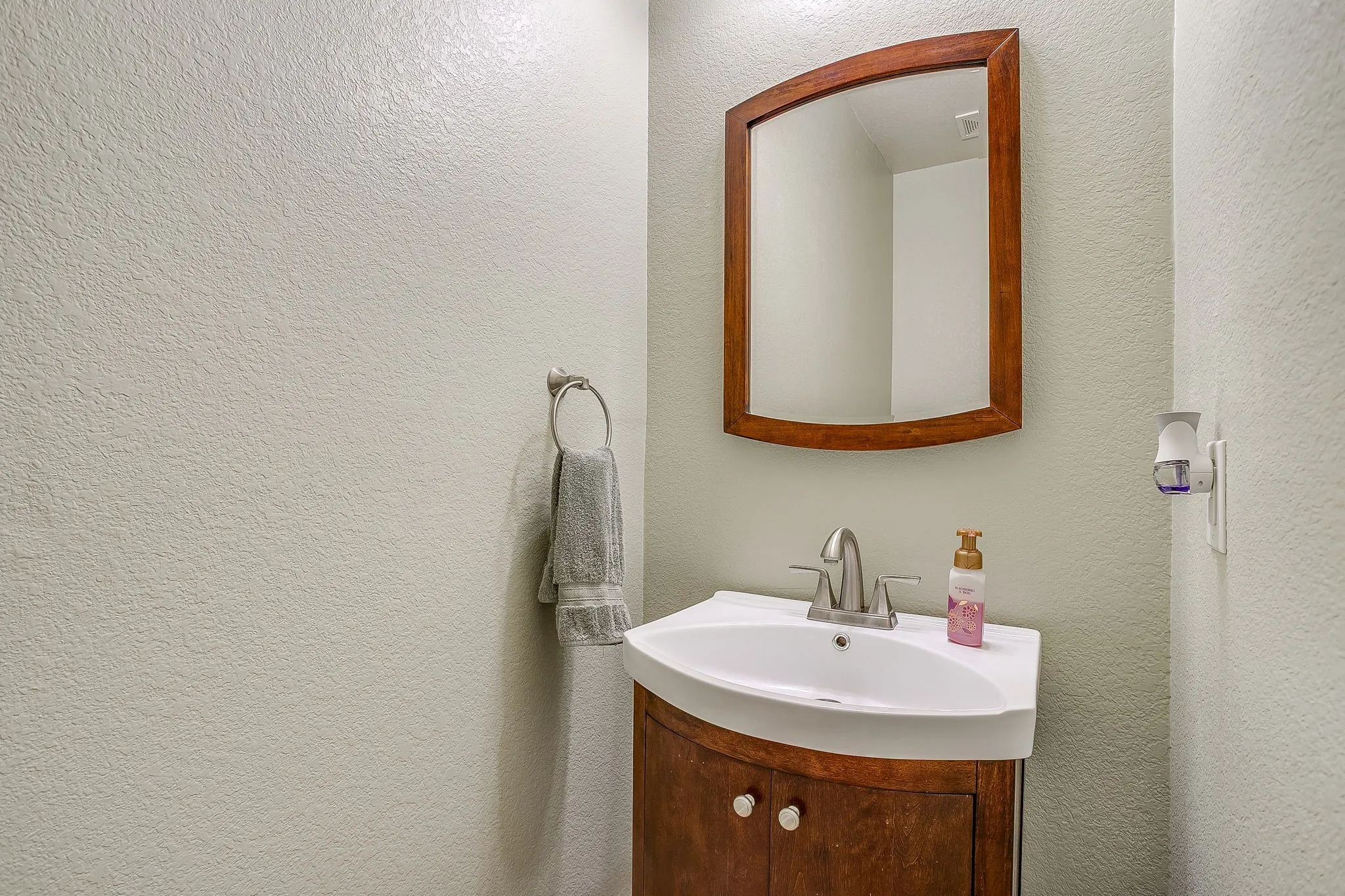 Single Family Residence For Sale in Dallas County , 1607 Willow Lane, Cedar Hill, Texas 75104, 4 Bedroom, 3 Bathroom, 2 Garage spaces, 3,277 Sqft, built in 2005, mls#21266204, Real Estate Agent in Cedar Hill, Homes For Sale in Dallas county, Homes For Sale in Cedar Hill, Realtor in Cedar Hill Texas, Real Estate Brokerage Independent Realty Texas, Luminita Cordes Realtor