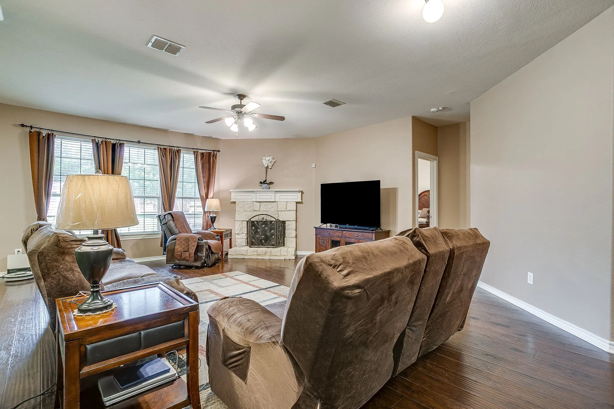 Single Family Residence For Sale in Dallas County , 1607 Willow Lane, Cedar Hill, Texas 75104, 4 Bedroom, 3 Bathroom, 2 Garage spaces, 3,277 Sqft, built in 2005, mls#21266204, Real Estate Agent in Cedar Hill, Homes For Sale in Dallas county, Homes For Sale in Cedar Hill, Realtor in Cedar Hill Texas, Real Estate Brokerage Independent Realty Texas, Luminita Cordes Realtor