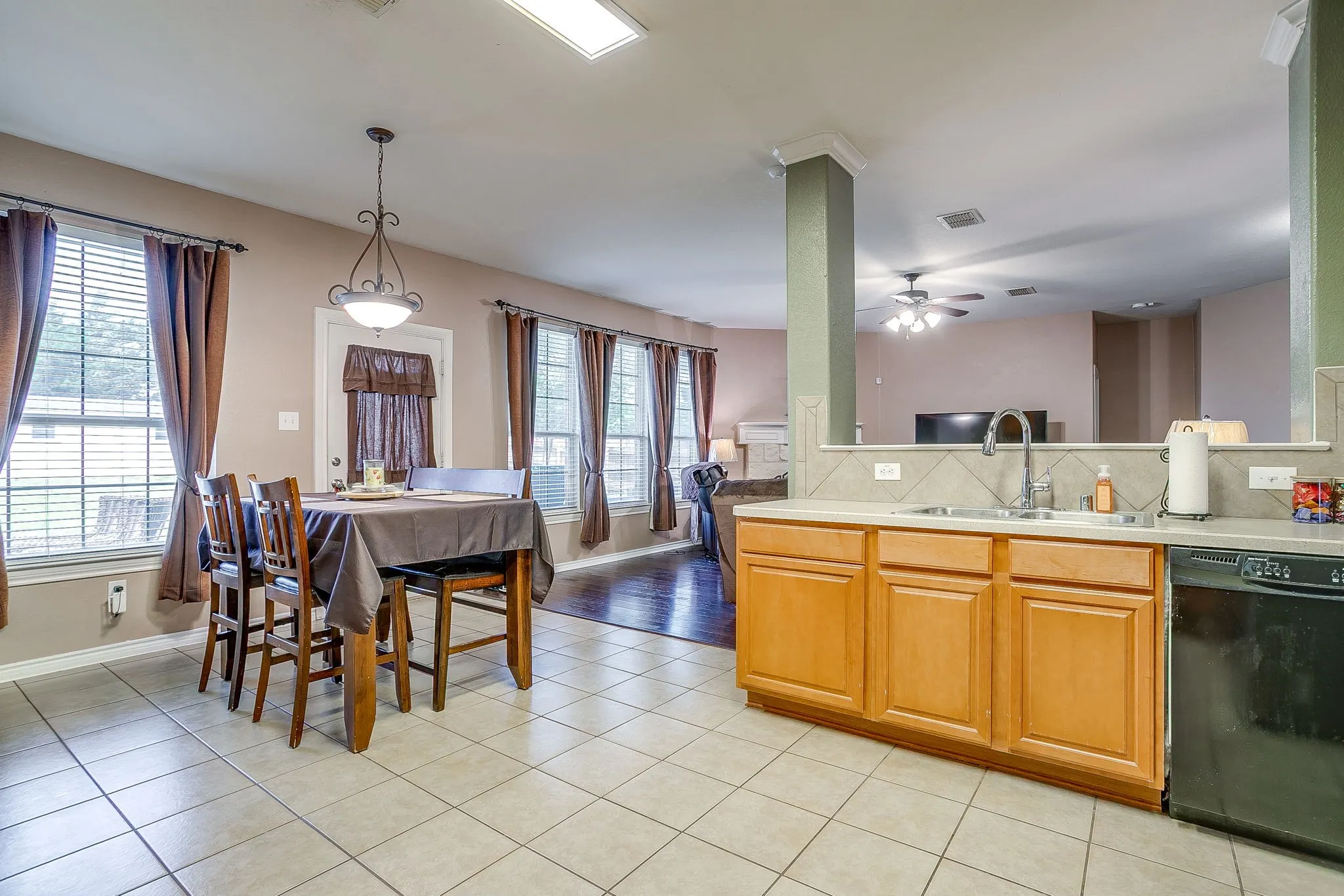 Single Family Residence For Sale in Dallas County , 1607 Willow Lane, Cedar Hill, Texas 75104, 4 Bedroom, 3 Bathroom, 2 Garage spaces, 3,277 Sqft, built in 2005, mls#21266204, Real Estate Agent in Cedar Hill, Homes For Sale in Dallas county, Homes For Sale in Cedar Hill, Realtor in Cedar Hill Texas, Real Estate Brokerage Independent Realty Texas, Luminita Cordes Realtor