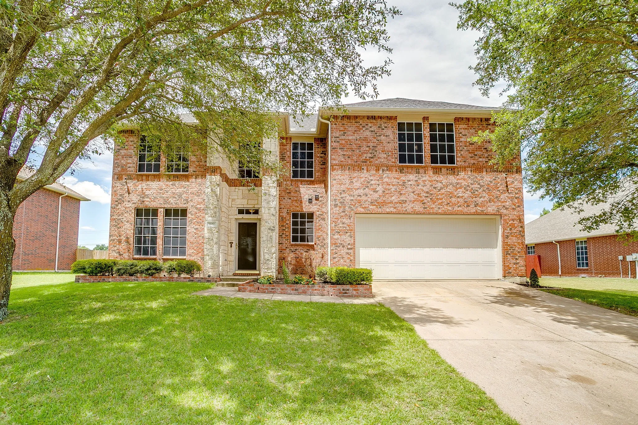 Single Family Residence For Sale in Dallas County , 1607 Willow Lane, Cedar Hill, Texas 75104, 4 Bedroom, 3 Bathroom, 2 Garage spaces, 3,277 Sqft, built in 2005, mls#21266204, Real Estate Agent in Cedar Hill, Homes For Sale in Dallas county, Homes For Sale in Cedar Hill, Realtor in Cedar Hill Texas, Real Estate Brokerage Independent Realty Texas, Luminita Cordes Realtor