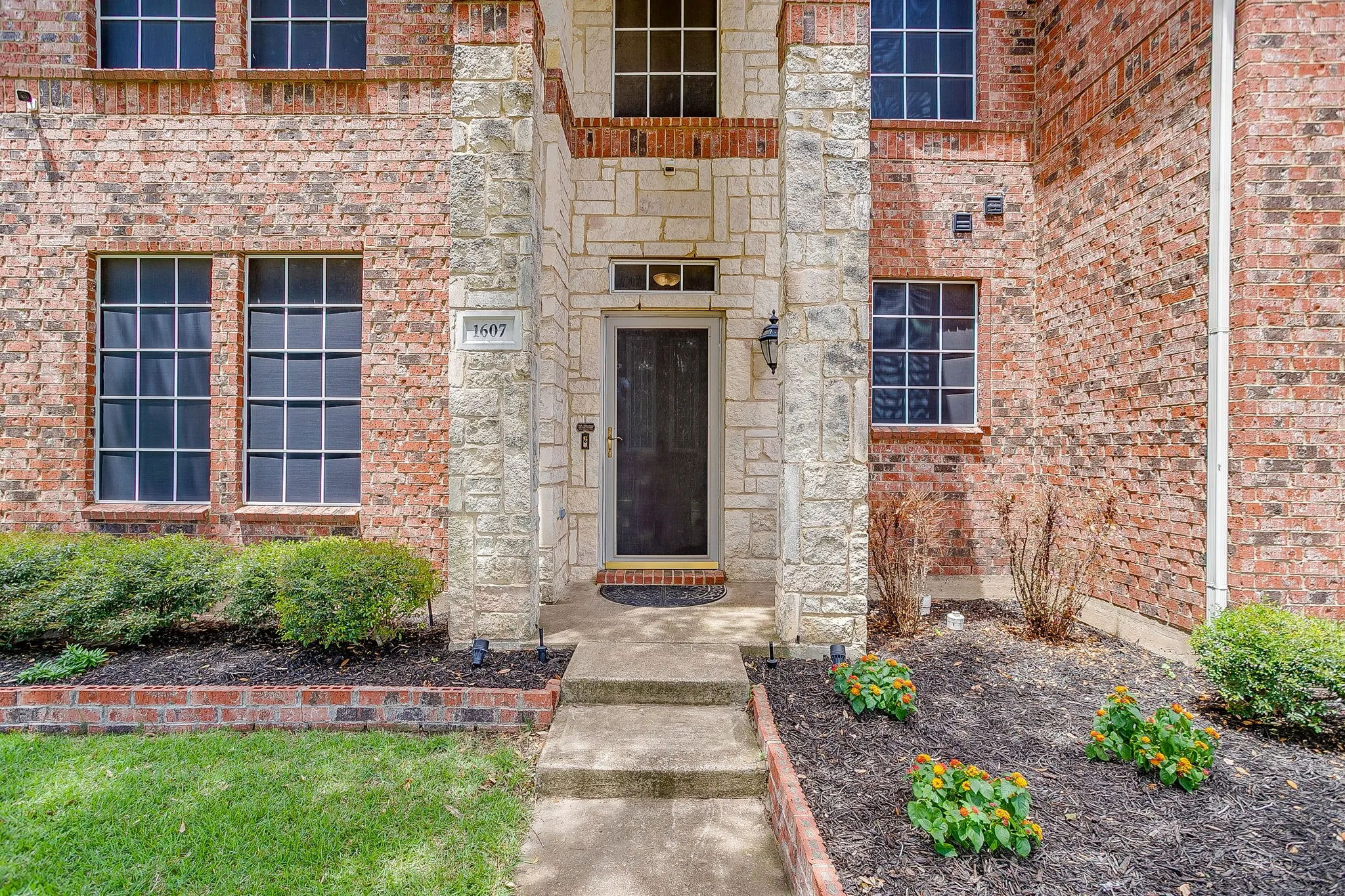 Single Family Residence For Sale in Dallas County , 1607 Willow Lane, Cedar Hill, Texas 75104, 4 Bedroom, 3 Bathroom, 2 Garage spaces, 3,277 Sqft, built in 2005, mls#21266204, Real Estate Agent in Cedar Hill, Homes For Sale in Dallas county, Homes For Sale in Cedar Hill, Realtor in Cedar Hill Texas, Real Estate Brokerage Independent Realty Texas, Luminita Cordes Realtor