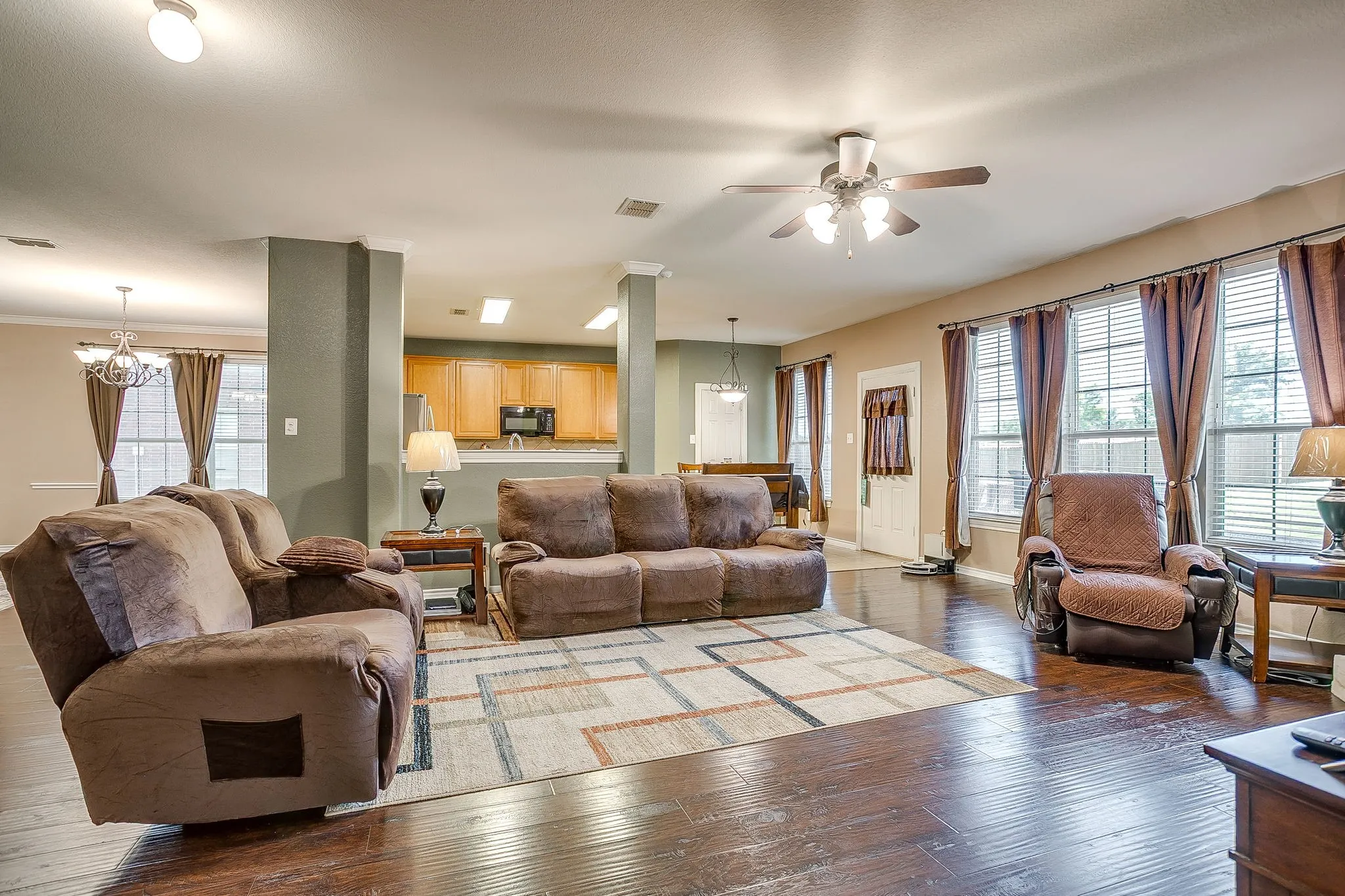Single Family Residence For Sale in Dallas County , 1607 Willow Lane, Cedar Hill, Texas 75104, 4 Bedroom, 3 Bathroom, 2 Garage spaces, 3,277 Sqft, built in 2005, mls#21266204, Real Estate Agent in Cedar Hill, Homes For Sale in Dallas county, Homes For Sale in Cedar Hill, Realtor in Cedar Hill Texas, Real Estate Brokerage Independent Realty Texas, Luminita Cordes Realtor