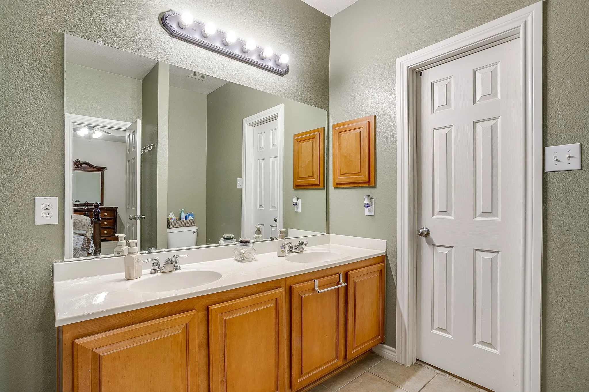 Single Family Residence For Sale in Dallas County , 1607 Willow Lane, Cedar Hill, Texas 75104, 4 Bedroom, 3 Bathroom, 2 Garage spaces, 3,277 Sqft, built in 2005, mls#21266204, Real Estate Agent in Cedar Hill, Homes For Sale in Dallas county, Homes For Sale in Cedar Hill, Realtor in Cedar Hill Texas, Real Estate Brokerage Independent Realty Texas, Luminita Cordes Realtor