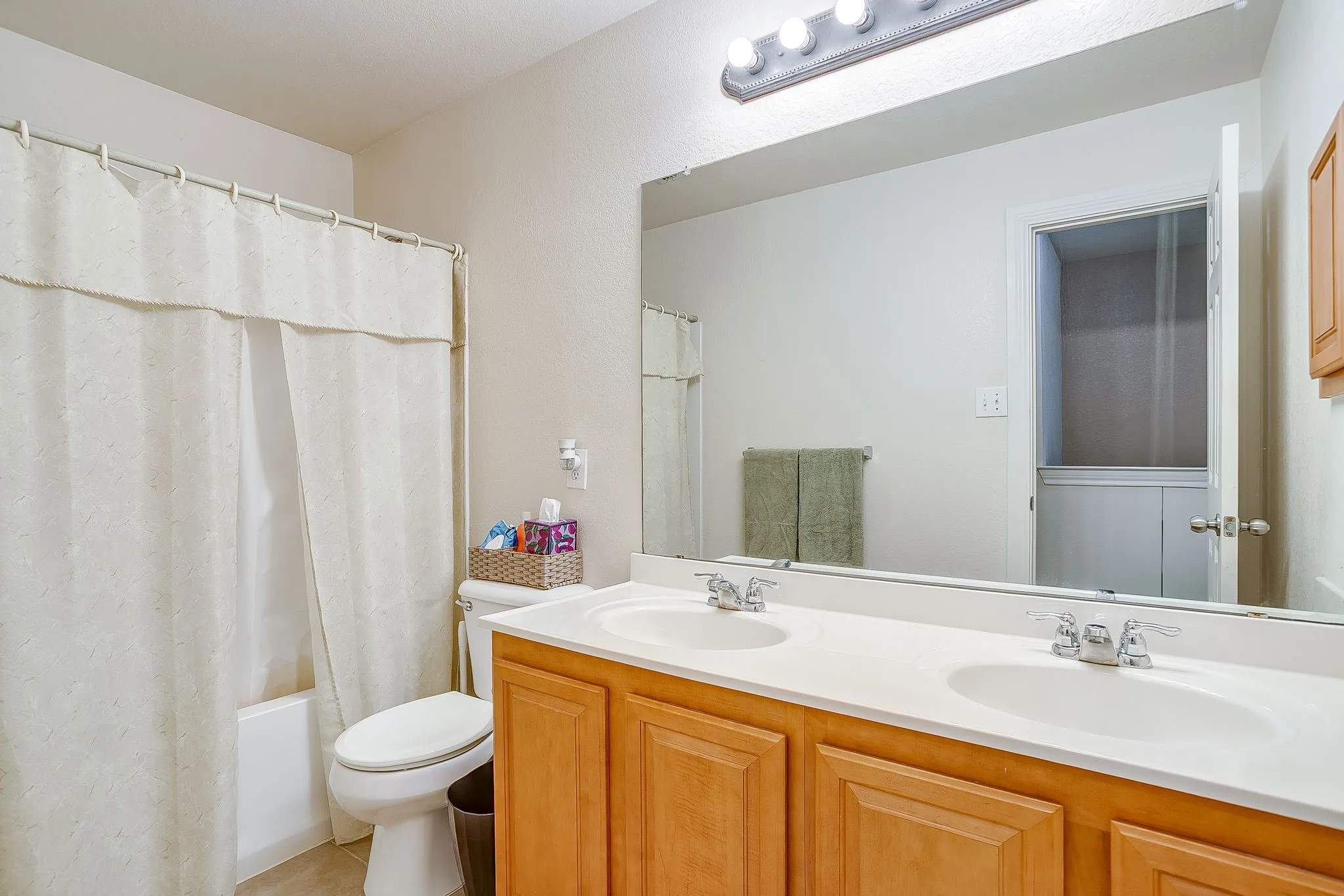 Single Family Residence For Sale in Dallas County , 1607 Willow Lane, Cedar Hill, Texas 75104, 4 Bedroom, 3 Bathroom, 2 Garage spaces, 3,277 Sqft, built in 2005, mls#21266204, Real Estate Agent in Cedar Hill, Homes For Sale in Dallas county, Homes For Sale in Cedar Hill, Realtor in Cedar Hill Texas, Real Estate Brokerage Independent Realty Texas, Luminita Cordes Realtor