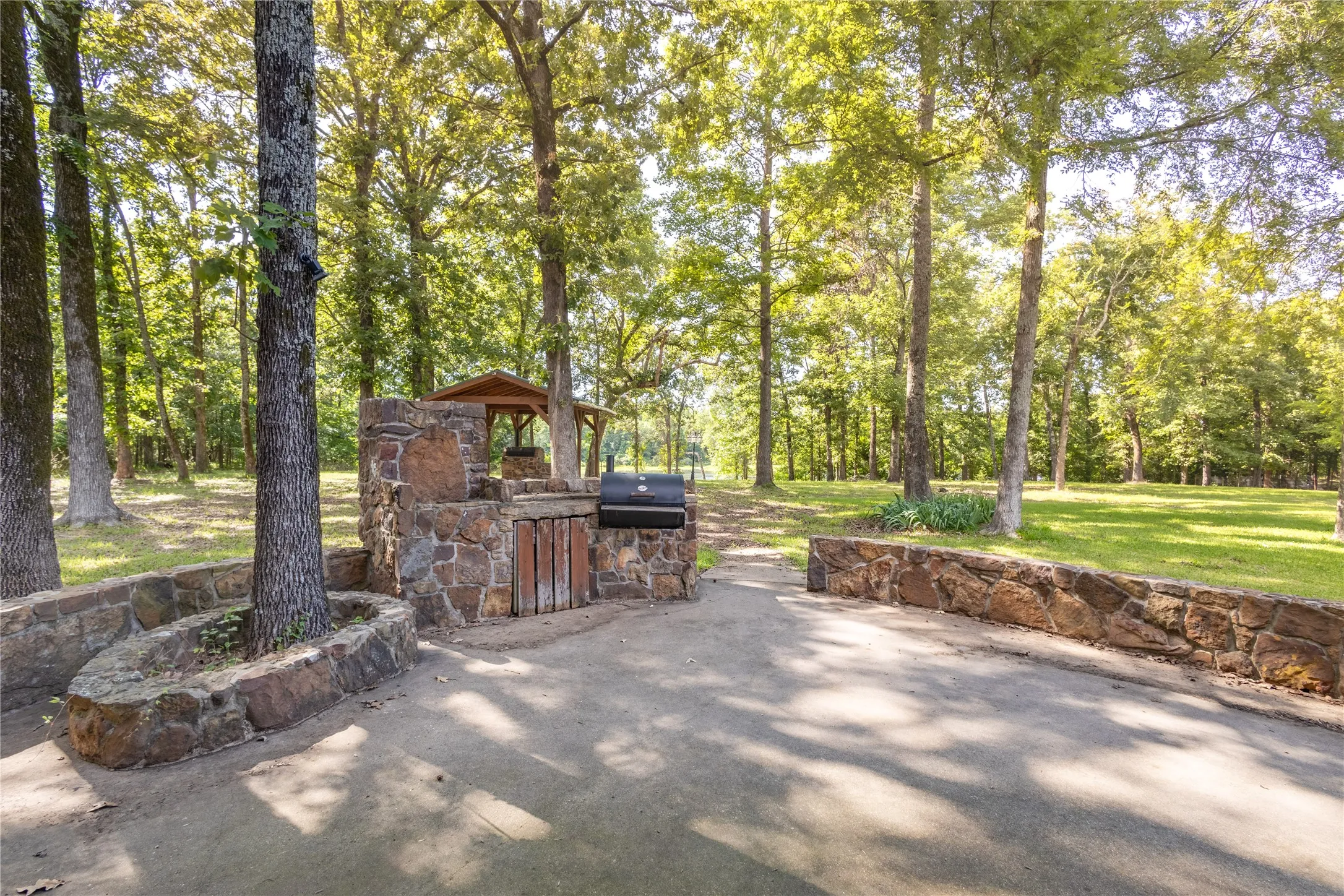 Single Family Residence For Sale in Wood County , 660 County Road 1503, Alba, Texas 75410, 3 Bedroom, 3 Bathroom, 4 Garage spaces, 3,044 Sqft, built in 2002, Price $699,000, mls#21287929, Real Estate Agent in Alba, Homes For Sale in Wood county, Homes For Sale in Alba, Realtor in Alba Texas, Real Estate Brokerage Independent Realty Texas, Luminita Cordes Realtor