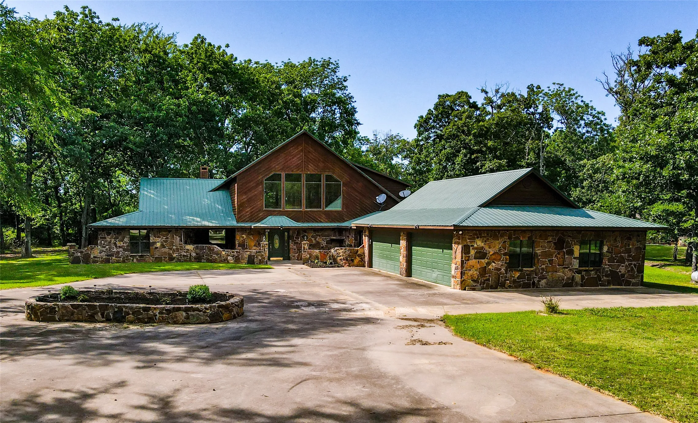 Single Family Residence For Sale in Wood County , 660 County Road 1503, Alba, Texas 75410, 3 Bedroom, 3 Bathroom, 4 Garage spaces, 3,044 Sqft, built in 2002, Price $699,000, mls#21287929, Real Estate Agent in Alba, Homes For Sale in Wood county, Homes For Sale in Alba, Realtor in Alba Texas, Real Estate Brokerage Independent Realty Texas, Luminita Cordes Realtor