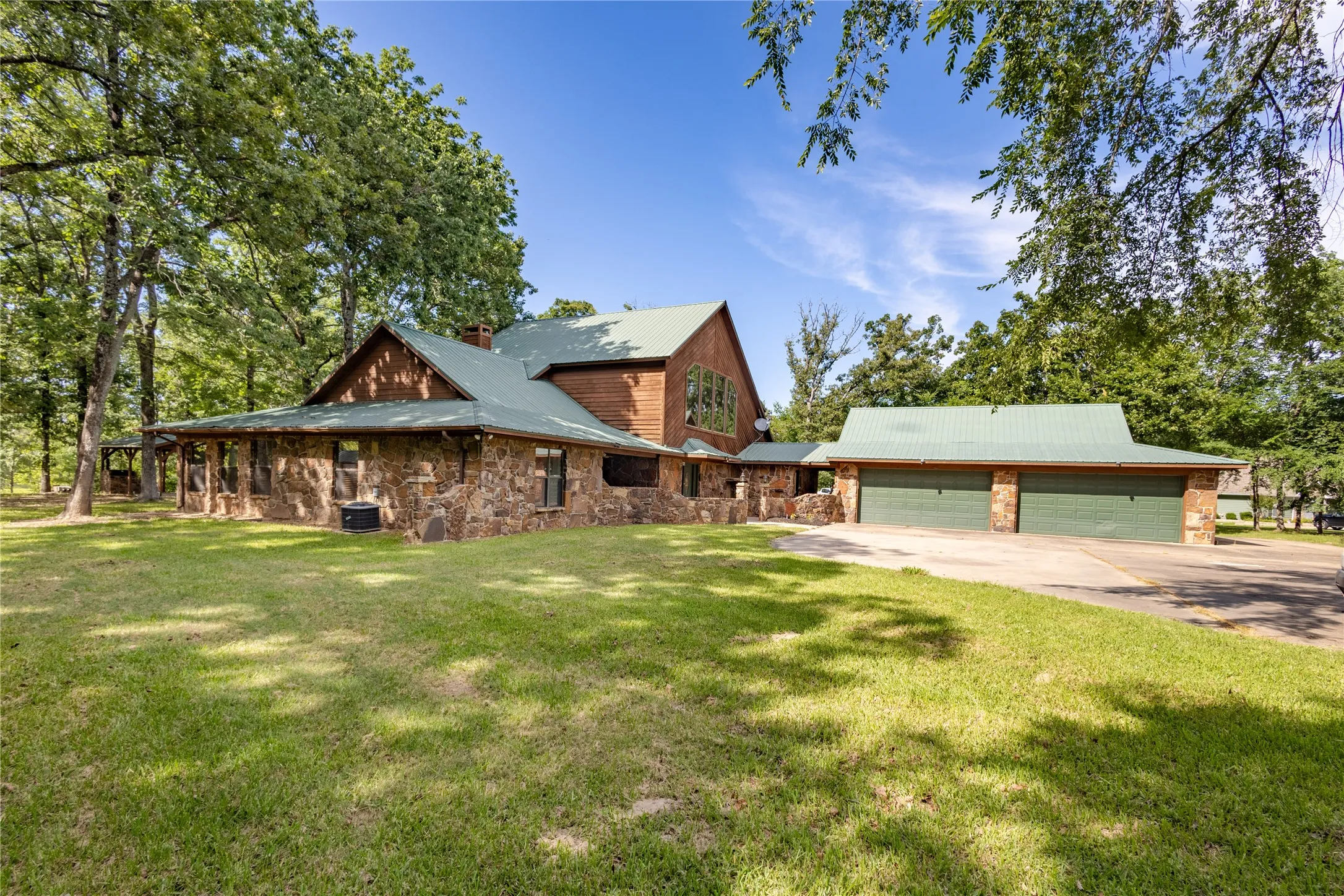 Single Family Residence For Sale in Wood County , 660 County Road 1503, Alba, Texas 75410, 3 Bedroom, 3 Bathroom, 4 Garage spaces, 3,044 Sqft, built in 2002, Price $699,000, mls#21287929, Real Estate Agent in Alba, Homes For Sale in Wood county, Homes For Sale in Alba, Realtor in Alba Texas, Real Estate Brokerage Independent Realty Texas, Luminita Cordes Realtor