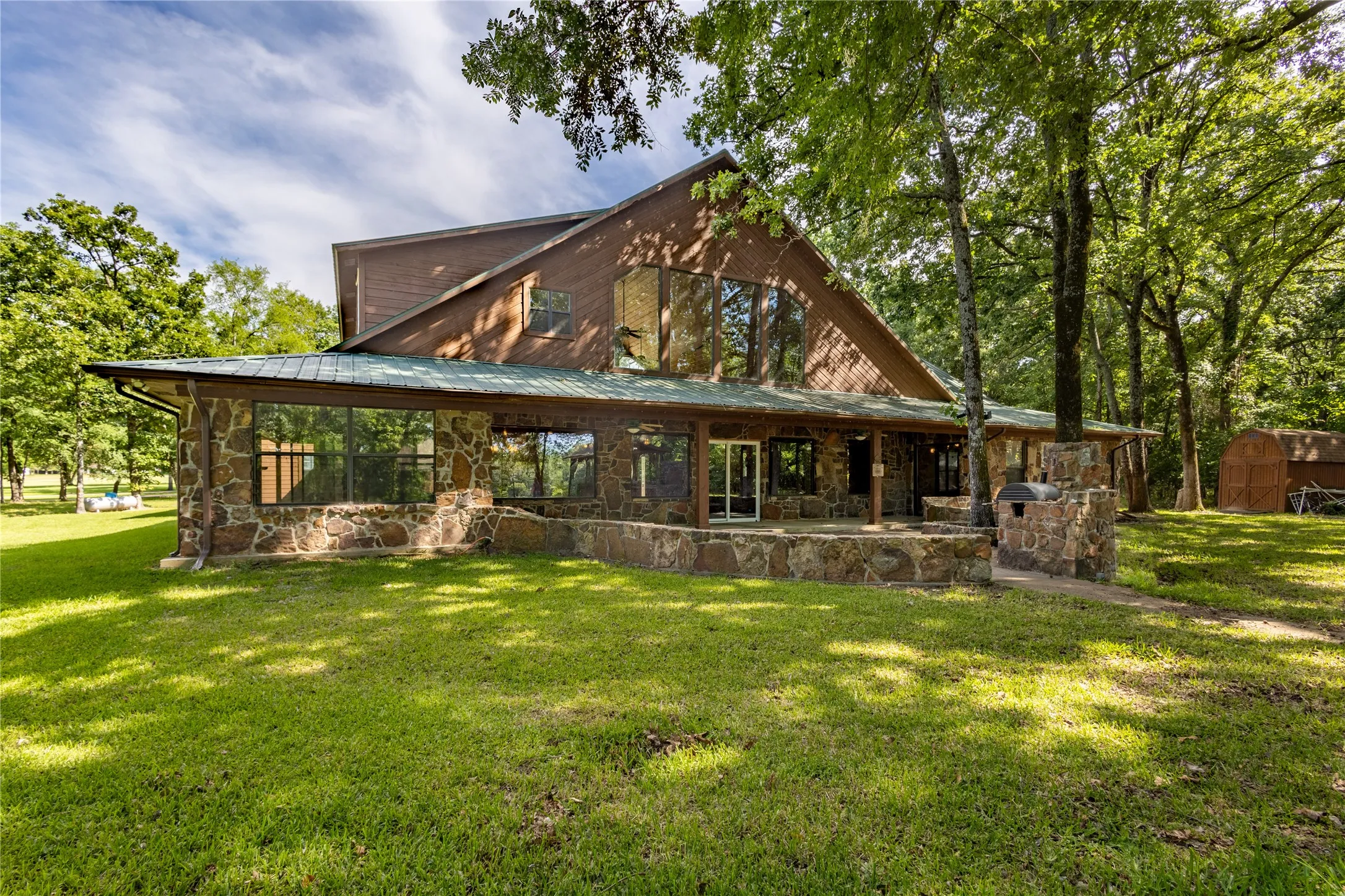 Single Family Residence For Sale in Wood County , 660 County Road 1503, Alba, Texas 75410, 3 Bedroom, 3 Bathroom, 4 Garage spaces, 3,044 Sqft, built in 2002, Price $699,000, mls#21287929, Real Estate Agent in Alba, Homes For Sale in Wood county, Homes For Sale in Alba, Realtor in Alba Texas, Real Estate Brokerage Independent Realty Texas, Luminita Cordes Realtor