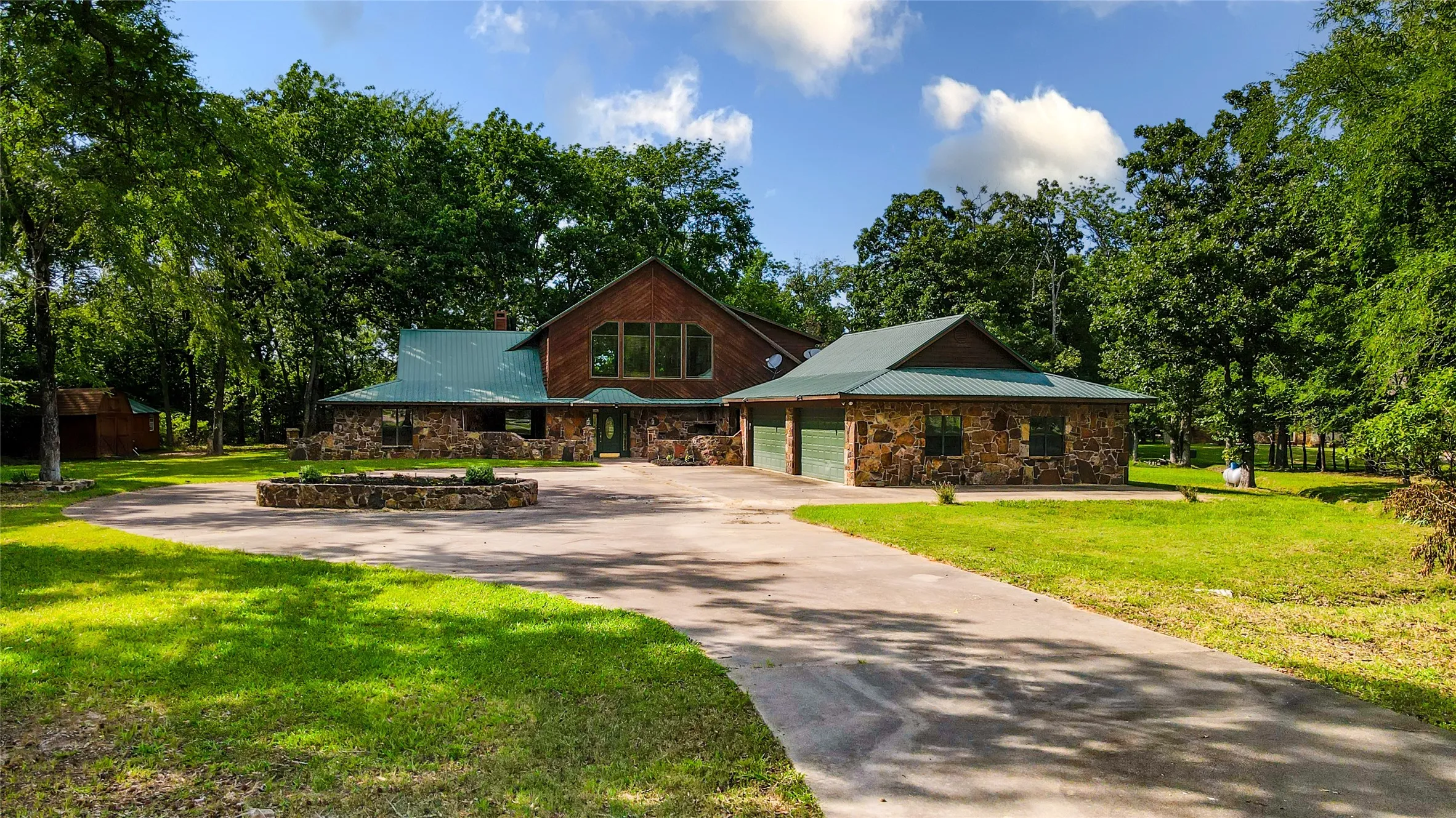 Single Family Residence For Sale in Wood County , 660 County Road 1503, Alba, Texas 75410, 3 Bedroom, 3 Bathroom, 4 Garage spaces, 3,044 Sqft, built in 2002, Price $699,000, mls#21287929, Real Estate Agent in Alba, Homes For Sale in Wood county, Homes For Sale in Alba, Realtor in Alba Texas, Real Estate Brokerage Independent Realty Texas, Luminita Cordes Realtor