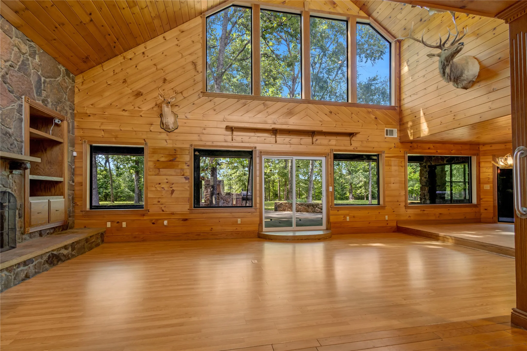 Single Family Residence For Sale in Wood County , 660 County Road 1503, Alba, Texas 75410, 3 Bedroom, 3 Bathroom, 4 Garage spaces, 3,044 Sqft, built in 2002, Price $699,000, mls#21287929, Real Estate Agent in Alba, Homes For Sale in Wood county, Homes For Sale in Alba, Realtor in Alba Texas, Real Estate Brokerage Independent Realty Texas, Luminita Cordes Realtor