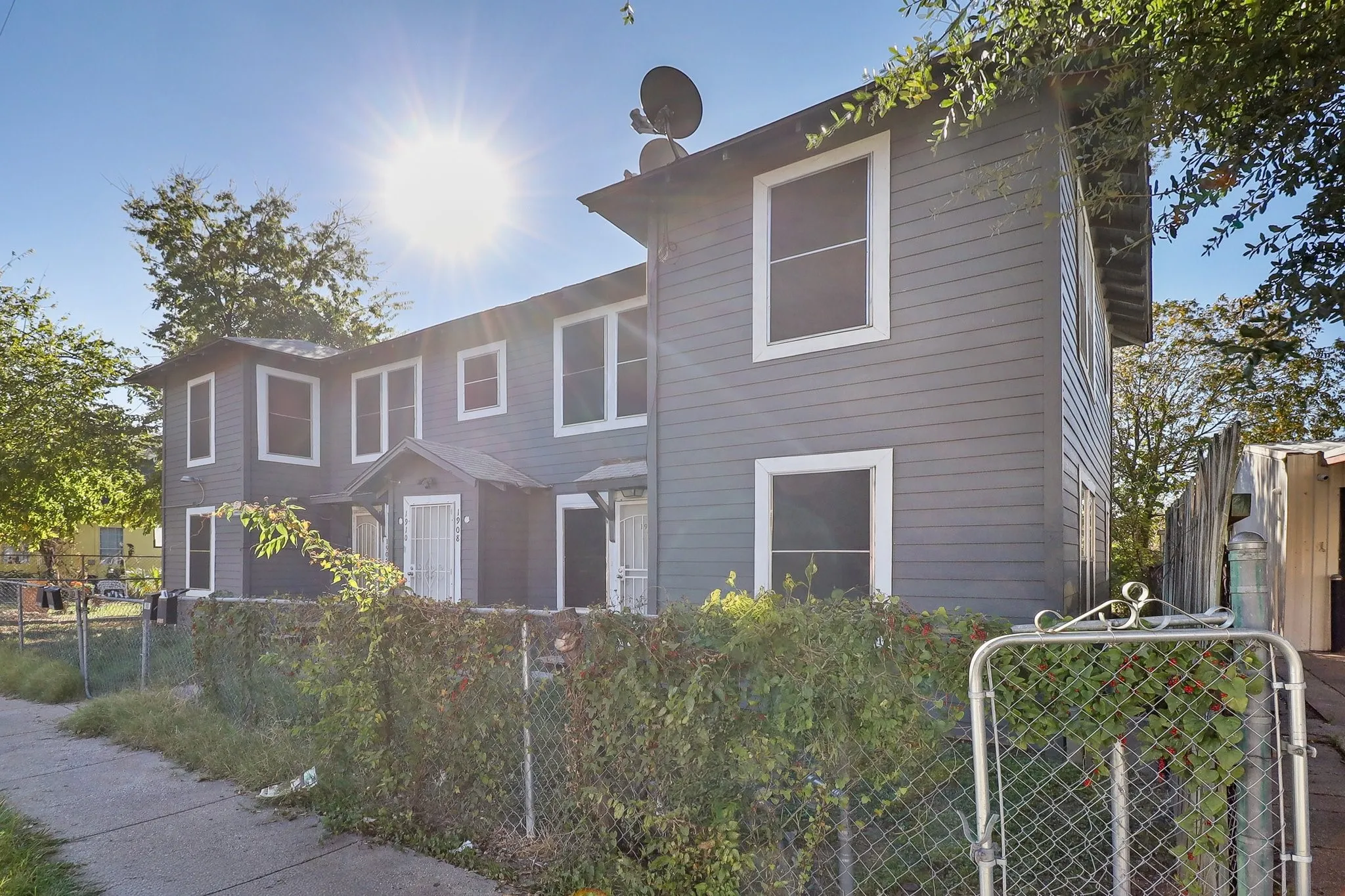 Apartment For Rent in Tarrant County , 1908 Grainger, Fort Worth, Texas 76110, 1 Bedroom, 1 Bathroom, Garage spaces, 606 Sqft, built in 1922, Price $875, mls#21288143, Real Estate Agent in Fort Worth, Homes For Rent in Tarrant county, Homes For Rent in Fort Worth, Realtor in Fort Worth Texas, Real Estate Brokerage Independent Realty Texas, Luminita Cordes Realtor