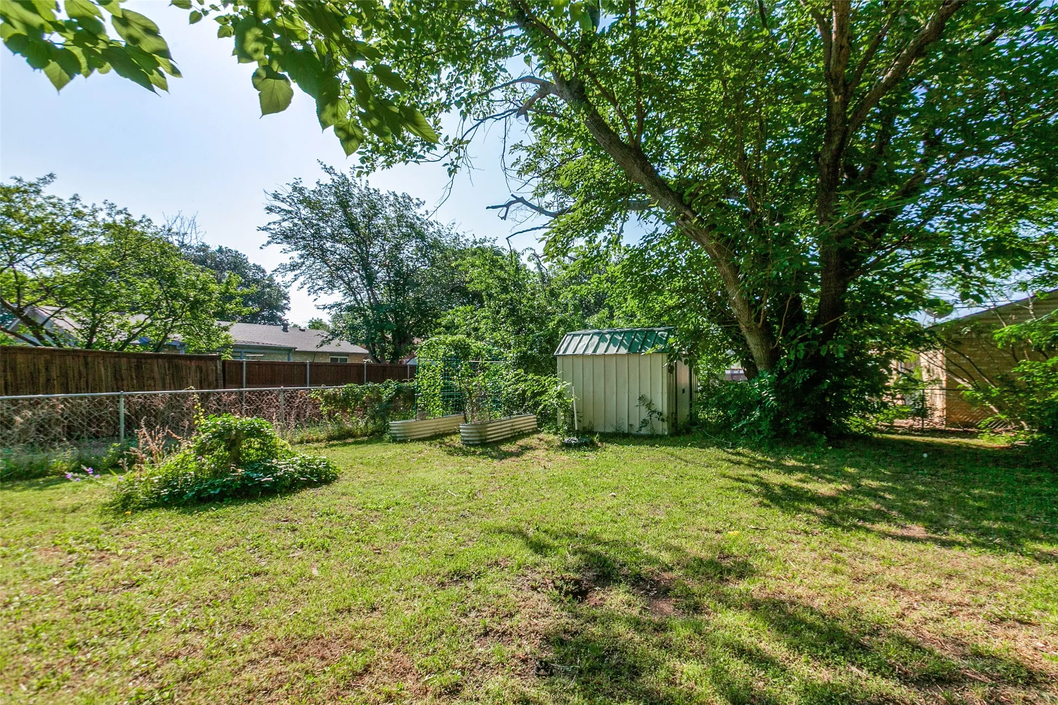 Single Family Residence For Sale in Collin County , 3304 Westminster Drive, Plano, Texas 75074, 3 Bedrooms, 2 Bathrooms, 1 Garage spaces, 1,313 Sqft, built in 1971, Price $315,000, mls#21288148, Real Estate Agent in Plano, Homes For Sale in Collin county, Homes For Sale in Plano, Realtor in Plano Texas, Real Estate Brokerage Independent Realty Texas, Luminita Cordes Realtor