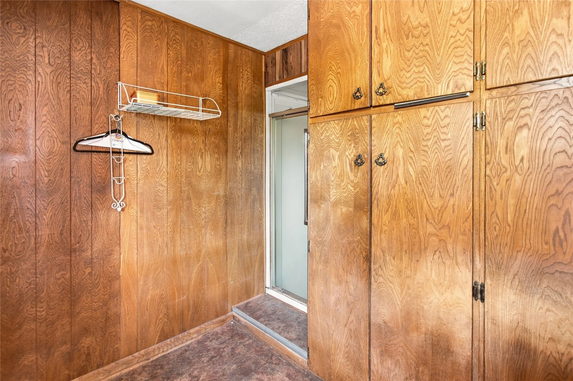 Single Family Residence For Sale in Grayson County , 121 S Imperial Drive, Denison, Texas 75020, 3 Bedroom, 2 Bathroom, 2 Garage spaces, 1,515 Sqft, built in 1964, mls#21288183, Real Estate Agent in Denison, Homes For Sale in Grayson county, Homes For Sale in Denison, Realtor in Denison Texas, Real Estate Brokerage Independent Realty Texas, Luminita Cordes Realtor