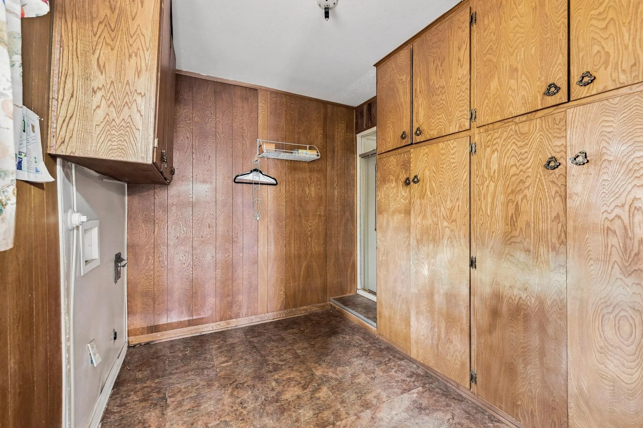 Single Family Residence For Sale in Grayson County , 121 S Imperial Drive, Denison, Texas 75020, 3 Bedroom, 2 Bathroom, 2 Garage spaces, 1,515 Sqft, built in 1964, mls#21288183, Real Estate Agent in Denison, Homes For Sale in Grayson county, Homes For Sale in Denison, Realtor in Denison Texas, Real Estate Brokerage Independent Realty Texas, Luminita Cordes Realtor