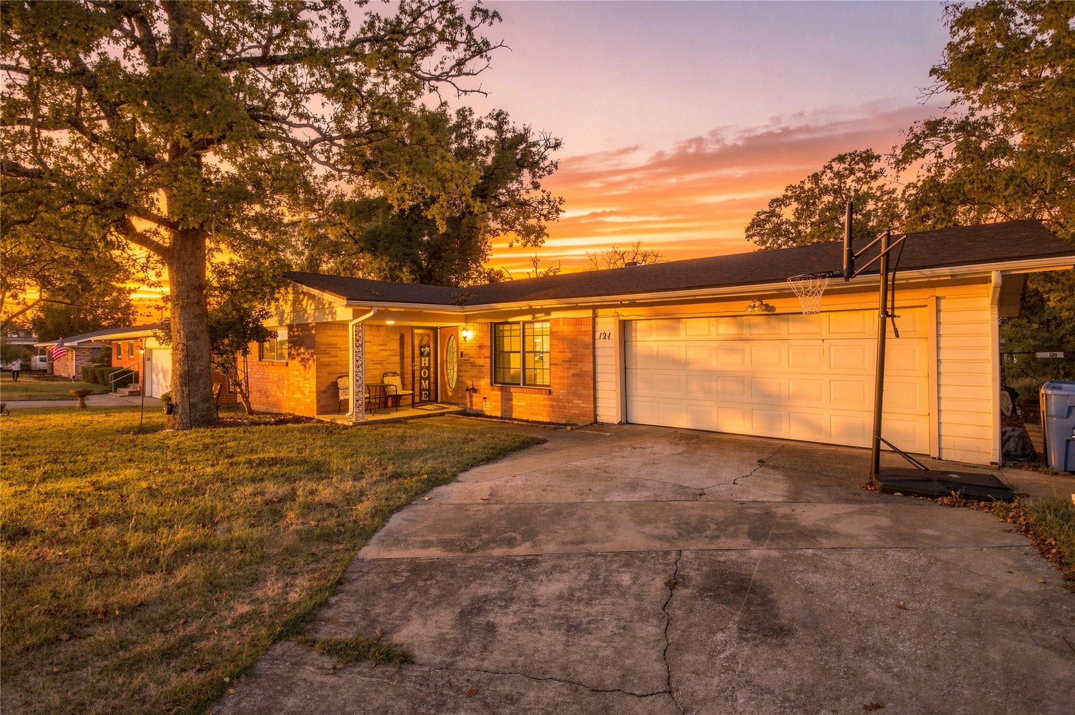 Single Family Residence For Sale in Grayson County , 121 S Imperial Drive, Denison, Texas 75020, 3 Bedroom, 2 Bathroom, 2 Garage spaces, 1,515 Sqft, built in 1964, mls#21288183, Real Estate Agent in Denison, Homes For Sale in Grayson county, Homes For Sale in Denison, Realtor in Denison Texas, Real Estate Brokerage Independent Realty Texas, Luminita Cordes Realtor