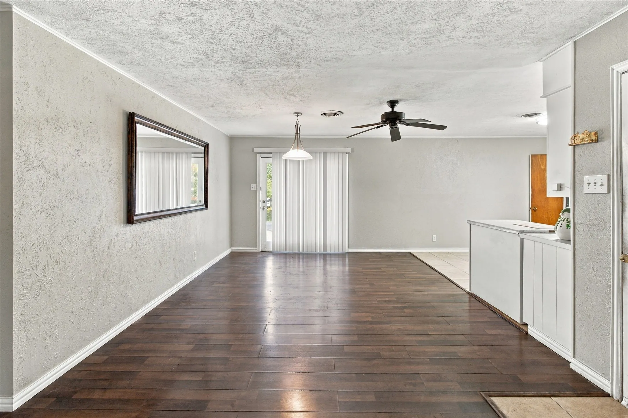 Single Family Residence For Sale in Grayson County , 121 S Imperial Drive, Denison, Texas 75020, 3 Bedroom, 2 Bathroom, 2 Garage spaces, 1,515 Sqft, built in 1964, mls#21288183, Real Estate Agent in Denison, Homes For Sale in Grayson county, Homes For Sale in Denison, Realtor in Denison Texas, Real Estate Brokerage Independent Realty Texas, Luminita Cordes Realtor
