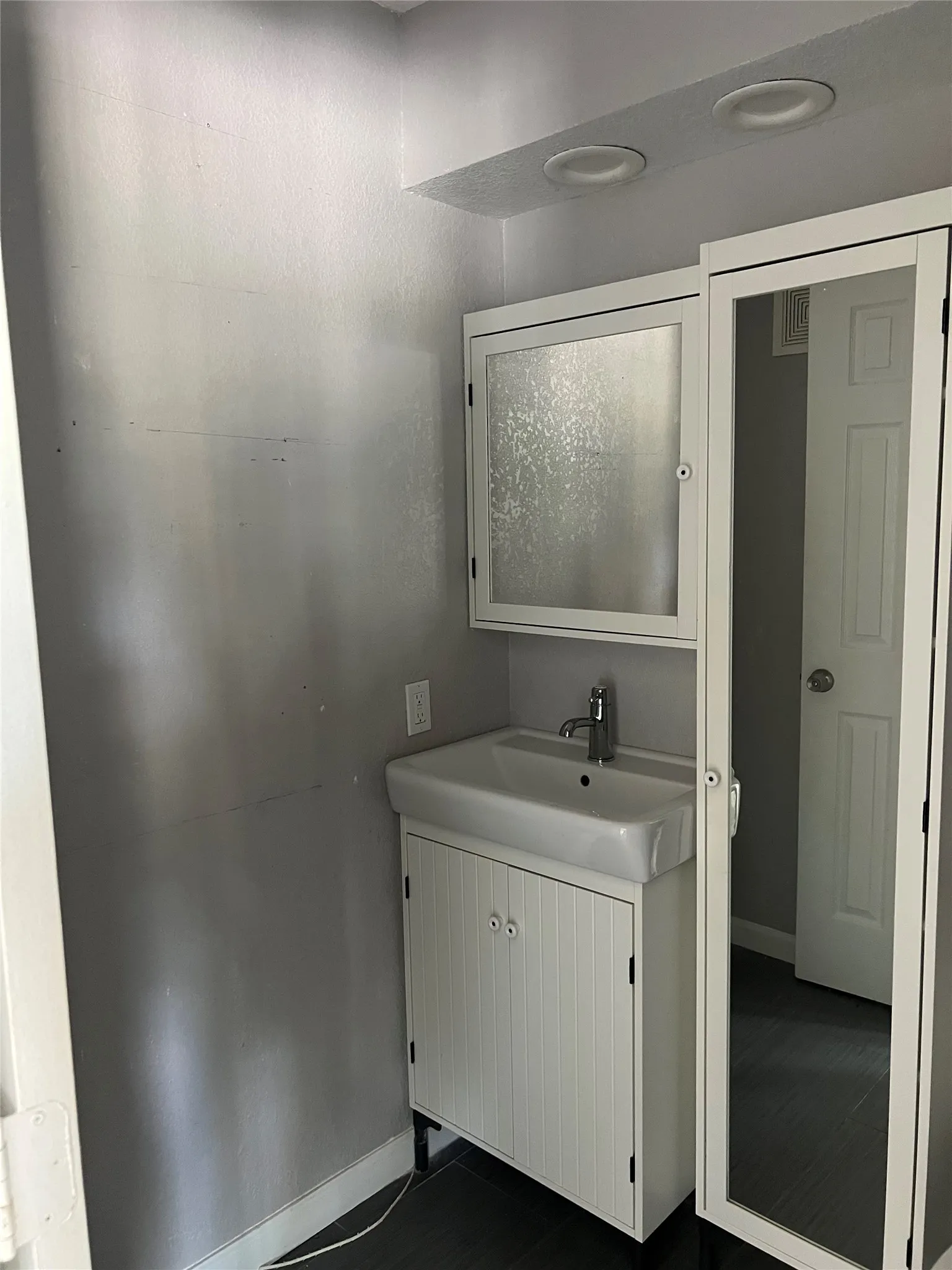 Condominium For Sale in Dallas County , 4101 Esters Road 111, Irving, Texas 75038, 1 Bedroom, 1 Bathroom, Garage spaces, 485 Sqft, built in 1984, mls#21288212, Real Estate Agent in Irving, Homes For Sale in Dallas county, Homes For Sale in Irving, Realtor in Irving Texas, Real Estate Brokerage Independent Realty Texas, Luminita Cordes Realtor