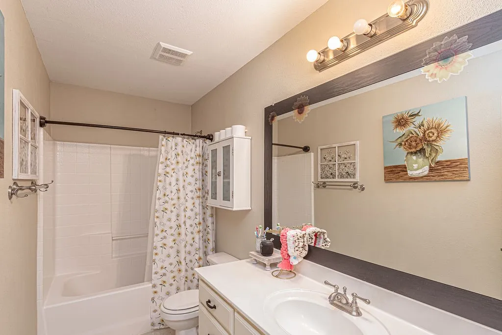Single Family Residence For Sale in Kaufman County , 9789 S State Highway 34, Scurry, Texas 75158, 4 Bedroom, 2 Bathroom, 2 Garage spaces, 2,268 Sqft, built in 2004, mls#21287156, Real Estate Agent in Scurry, Homes For Sale in Kaufman county, Homes For Sale in Scurry, Realtor in Scurry Texas, Real Estate Brokerage Independent Realty Texas, Luminita Cordes Realtor