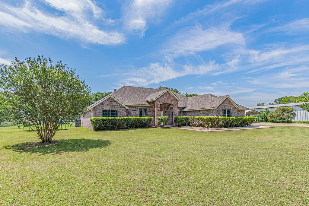 Single Family Residence For Sale in Kaufman County , 9789 S State Highway 34, Scurry, Texas 75158, 4 Bedroom, 2 Bathroom, 2 Garage spaces, 2,268 Sqft, built in 2004, mls#21287156, Real Estate Agent in Scurry, Homes For Sale in Kaufman county, Homes For Sale in Scurry, Realtor in Scurry Texas, Real Estate Brokerage Independent Realty Texas, Luminita Cordes Realtor
