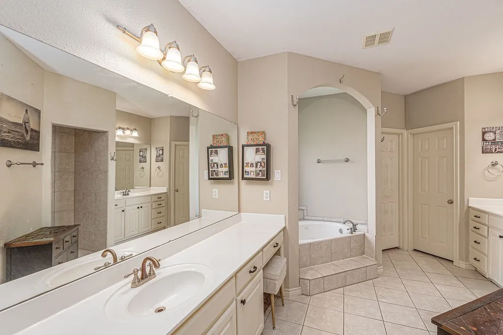 Single Family Residence For Sale in Kaufman County , 9789 S State Highway 34, Scurry, Texas 75158, 4 Bedroom, 2 Bathroom, 2 Garage spaces, 2,268 Sqft, built in 2004, mls#21287156, Real Estate Agent in Scurry, Homes For Sale in Kaufman county, Homes For Sale in Scurry, Realtor in Scurry Texas, Real Estate Brokerage Independent Realty Texas, Luminita Cordes Realtor