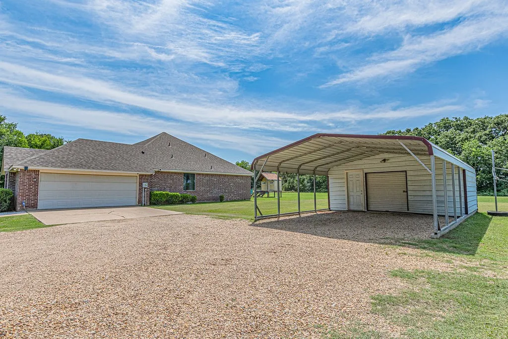 Single Family Residence For Sale in Kaufman County , 9789 S State Highway 34, Scurry, Texas 75158, 4 Bedroom, 2 Bathroom, 2 Garage spaces, 2,268 Sqft, built in 2004, mls#21287156, Real Estate Agent in Scurry, Homes For Sale in Kaufman county, Homes For Sale in Scurry, Realtor in Scurry Texas, Real Estate Brokerage Independent Realty Texas, Luminita Cordes Realtor
