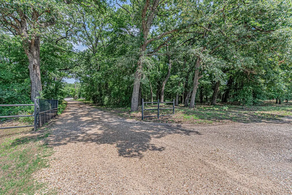 Single Family Residence For Sale in Kaufman County , 9789 S State Highway 34, Scurry, Texas 75158, 4 Bedroom, 2 Bathroom, 2 Garage spaces, 2,268 Sqft, built in 2004, mls#21287156, Real Estate Agent in Scurry, Homes For Sale in Kaufman county, Homes For Sale in Scurry, Realtor in Scurry Texas, Real Estate Brokerage Independent Realty Texas, Luminita Cordes Realtor