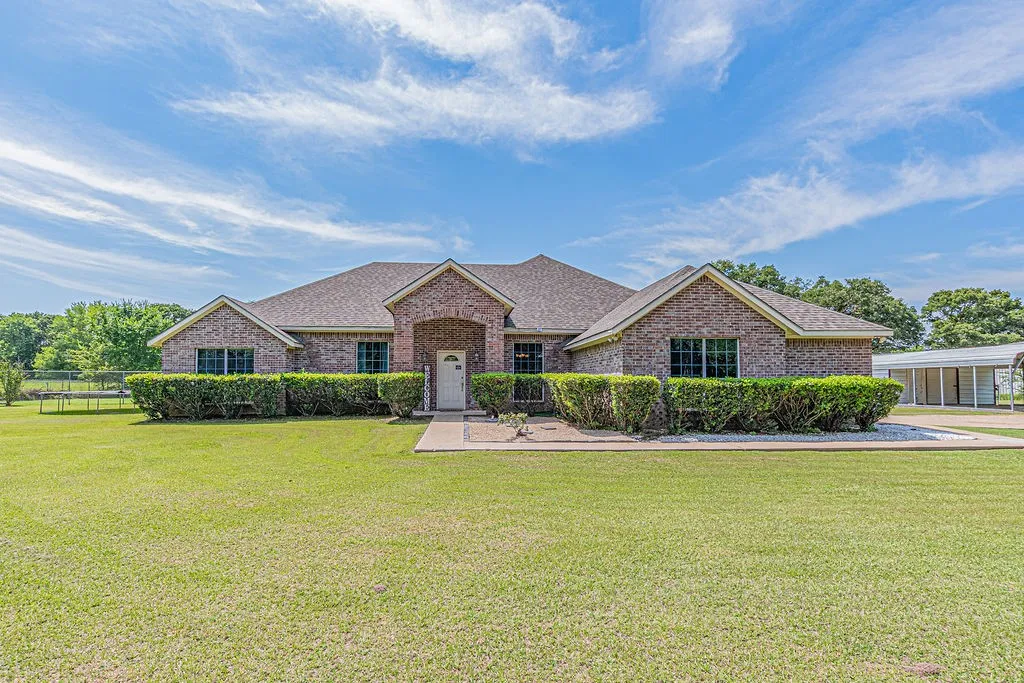 Single Family Residence For Sale in Kaufman County , 9789 S State Highway 34, Scurry, Texas 75158, 4 Bedroom, 2 Bathroom, 2 Garage spaces, 2,268 Sqft, built in 2004, mls#21287156, Real Estate Agent in Scurry, Homes For Sale in Kaufman county, Homes For Sale in Scurry, Realtor in Scurry Texas, Real Estate Brokerage Independent Realty Texas, Luminita Cordes Realtor