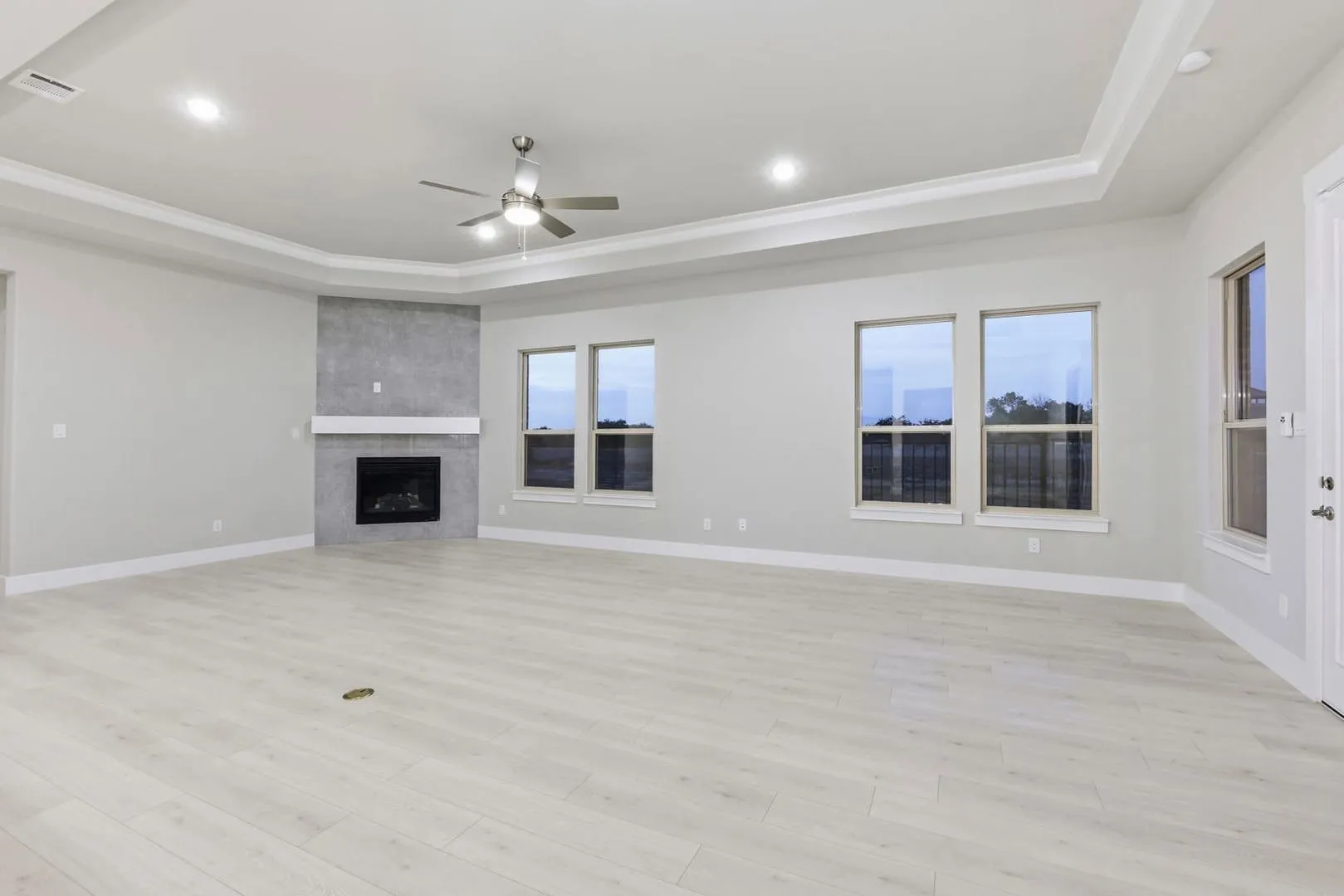 Camino_Way_2400_vacant-06