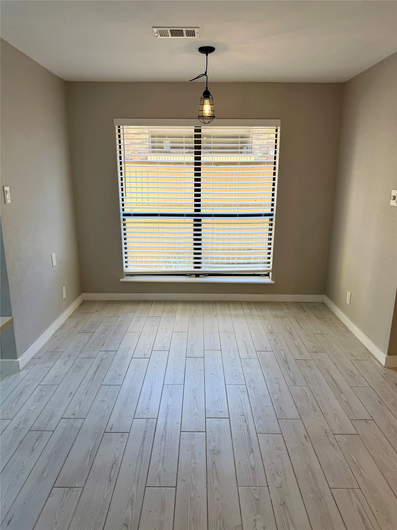 Condominium For Sale in Tarrant County , 1108 Harwell Drive 1711, Arlington, Texas 76011, 2 Bedroom, 1 Bathroom, Garage spaces, 963 Sqft, built in 1981, mls#21288282, Real Estate Agent in Arlington, Homes For Sale in Tarrant county, Homes For Sale in Arlington, Realtor in Arlington Texas, Real Estate Brokerage Independent Realty Texas, Luminita Cordes Realtor