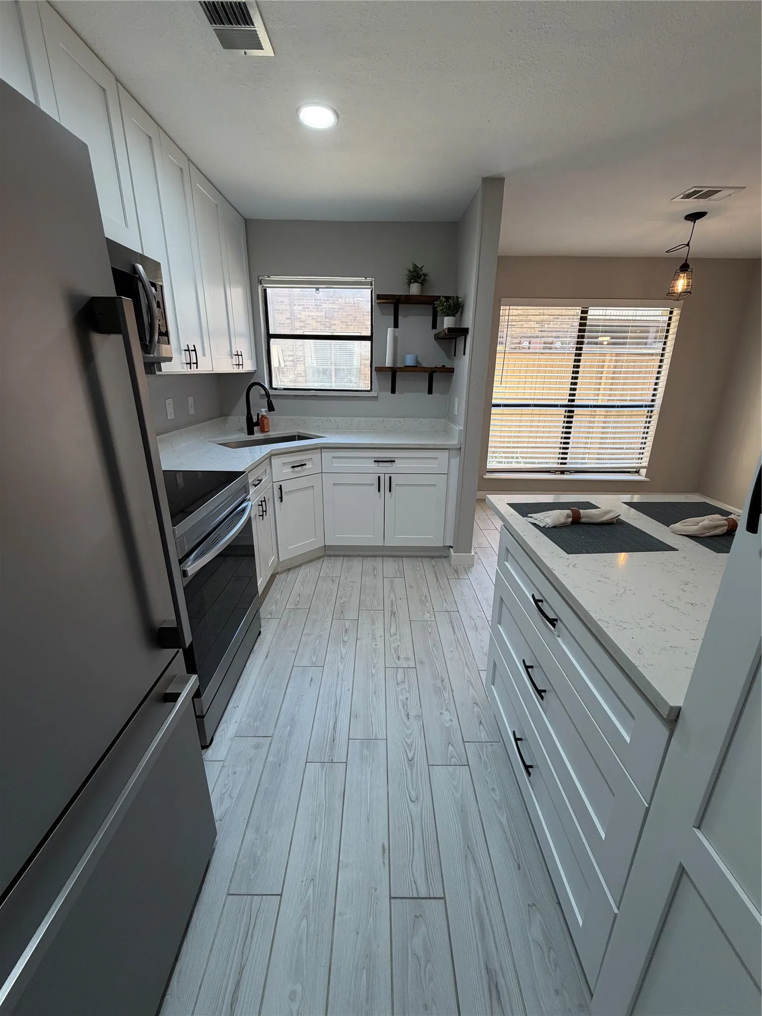 Condominium For Sale in Tarrant County , 1108 Harwell Drive 1711, Arlington, Texas 76011, 2 Bedroom, 1 Bathroom, Garage spaces, 963 Sqft, built in 1981, mls#21288282, Real Estate Agent in Arlington, Homes For Sale in Tarrant county, Homes For Sale in Arlington, Realtor in Arlington Texas, Real Estate Brokerage Independent Realty Texas, Luminita Cordes Realtor