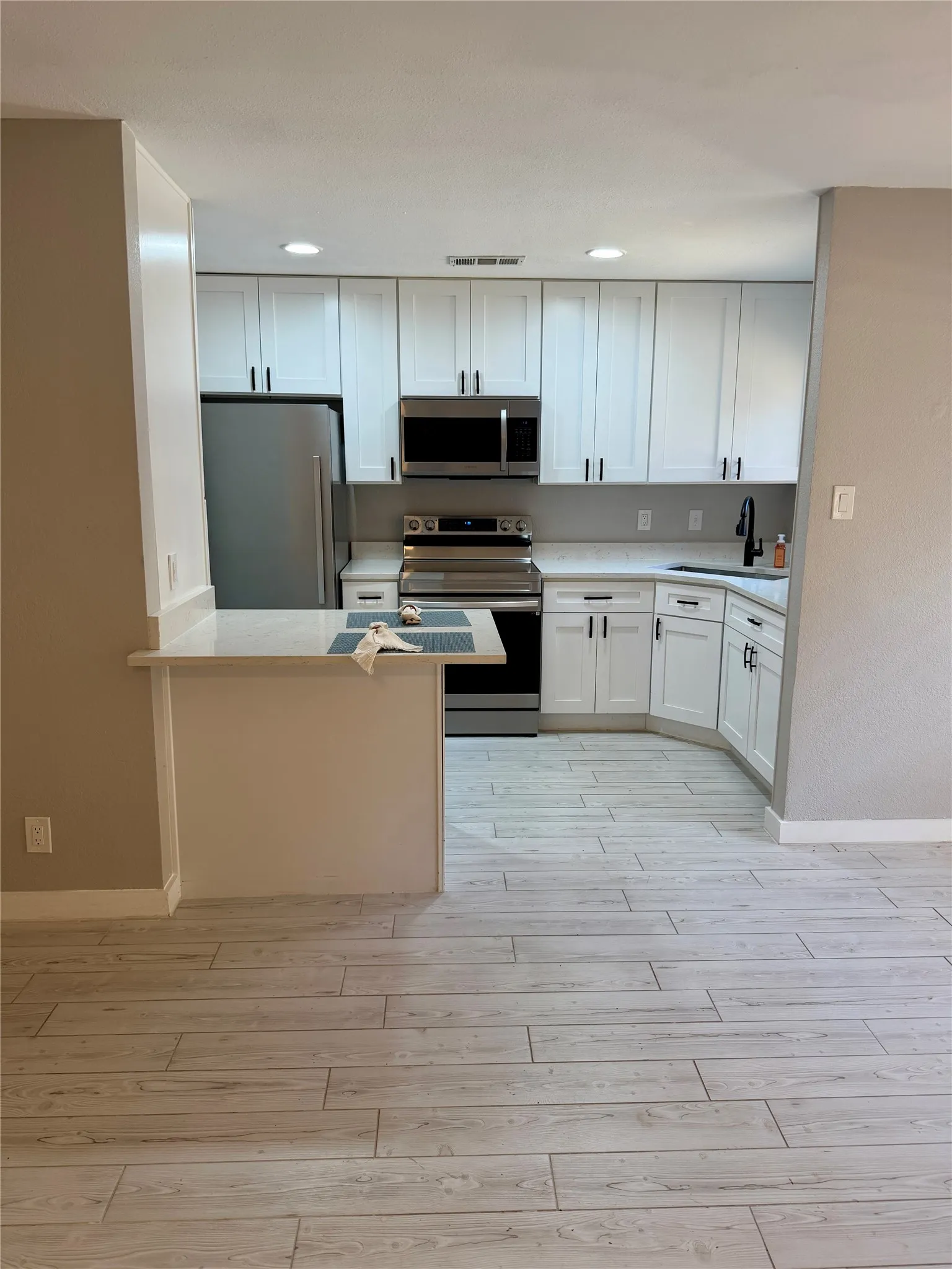 Condominium For Sale in Tarrant County , 1108 Harwell Drive 1711, Arlington, Texas 76011, 2 Bedroom, 1 Bathroom, Garage spaces, 963 Sqft, built in 1981, mls#21288282, Real Estate Agent in Arlington, Homes For Sale in Tarrant county, Homes For Sale in Arlington, Realtor in Arlington Texas, Real Estate Brokerage Independent Realty Texas, Luminita Cordes Realtor