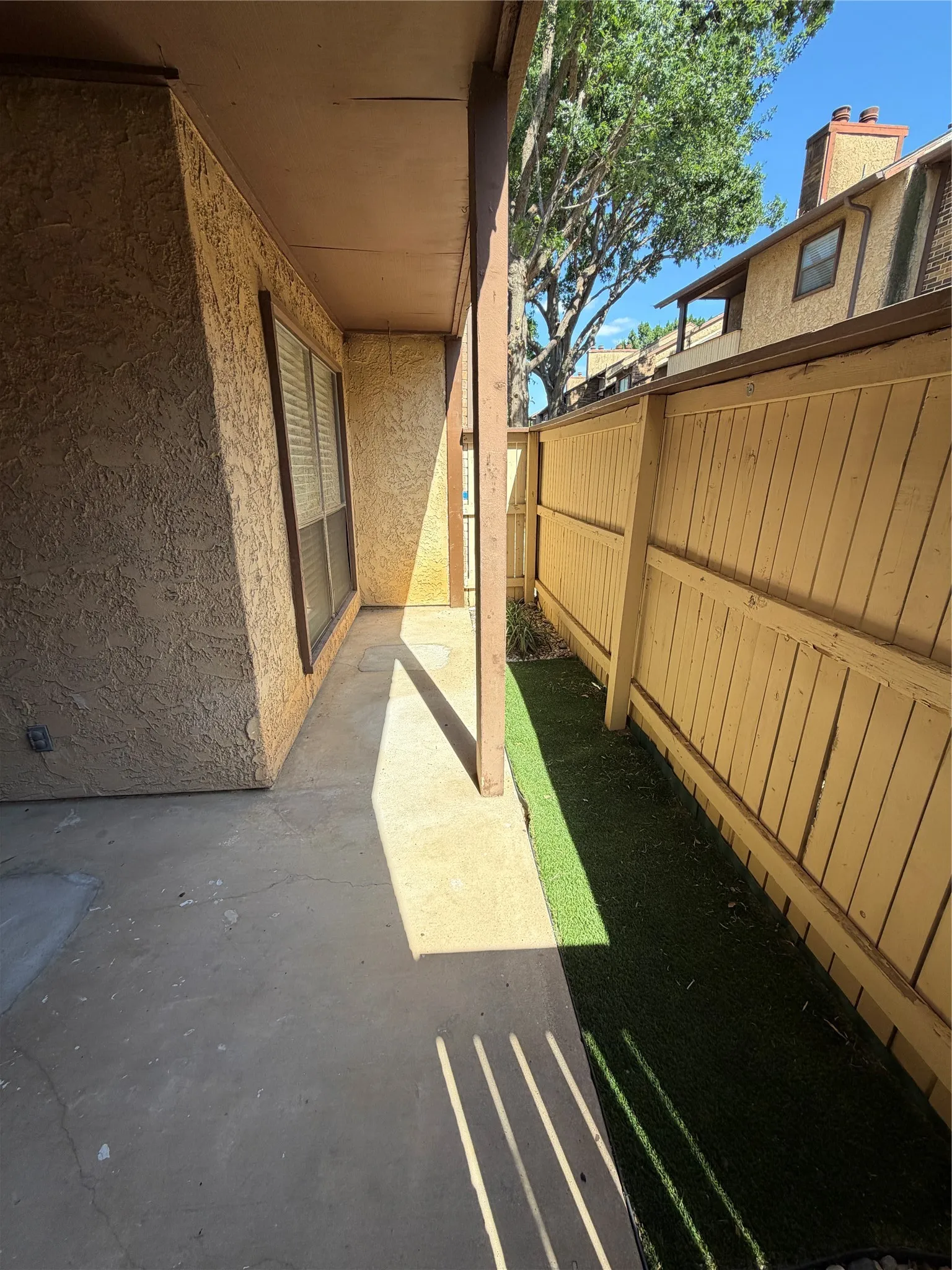 Condominium For Sale in Tarrant County , 1108 Harwell Drive 1711, Arlington, Texas 76011, 2 Bedroom, 1 Bathroom, Garage spaces, 963 Sqft, built in 1981, mls#21288282, Real Estate Agent in Arlington, Homes For Sale in Tarrant county, Homes For Sale in Arlington, Realtor in Arlington Texas, Real Estate Brokerage Independent Realty Texas, Luminita Cordes Realtor