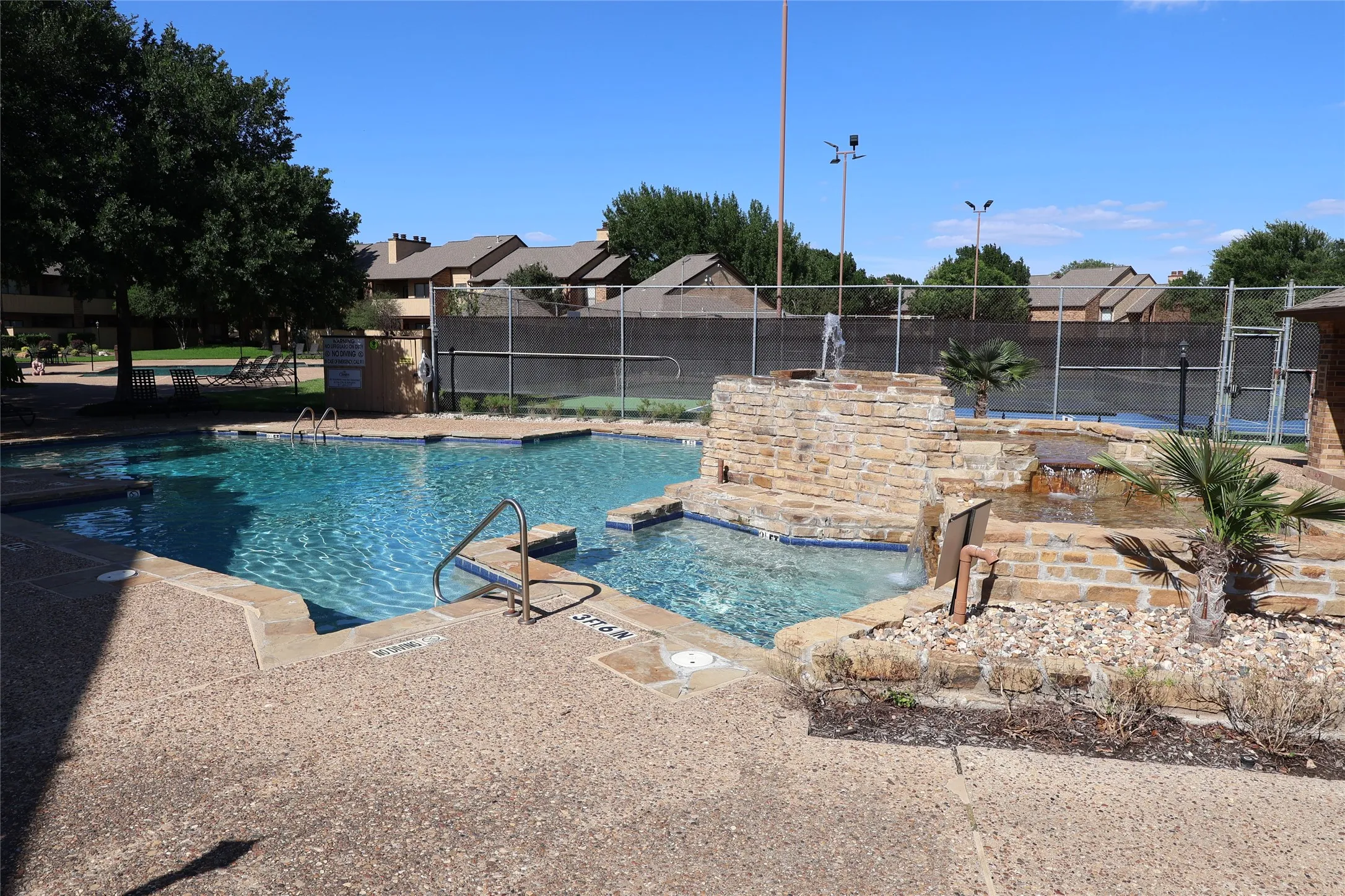 Condominium For Sale in Tarrant County , 1108 Harwell Drive 1711, Arlington, Texas 76011, 2 Bedroom, 1 Bathroom, Garage spaces, 963 Sqft, built in 1981, mls#21288282, Real Estate Agent in Arlington, Homes For Sale in Tarrant county, Homes For Sale in Arlington, Realtor in Arlington Texas, Real Estate Brokerage Independent Realty Texas, Luminita Cordes Realtor