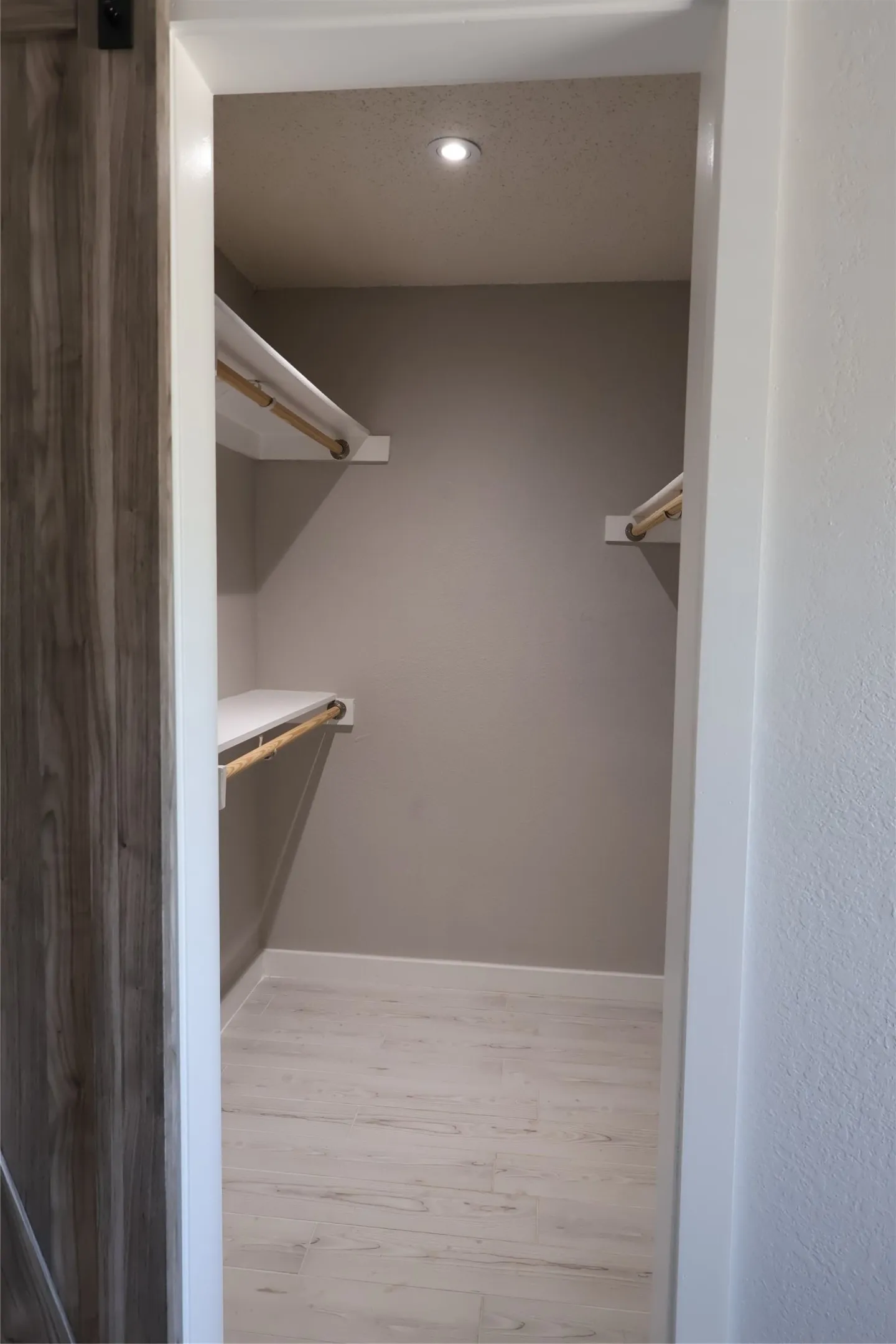Condominium For Sale in Tarrant County , 1108 Harwell Drive 1711, Arlington, Texas 76011, 2 Bedroom, 1 Bathroom, Garage spaces, 963 Sqft, built in 1981, mls#21288282, Real Estate Agent in Arlington, Homes For Sale in Tarrant county, Homes For Sale in Arlington, Realtor in Arlington Texas, Real Estate Brokerage Independent Realty Texas, Luminita Cordes Realtor