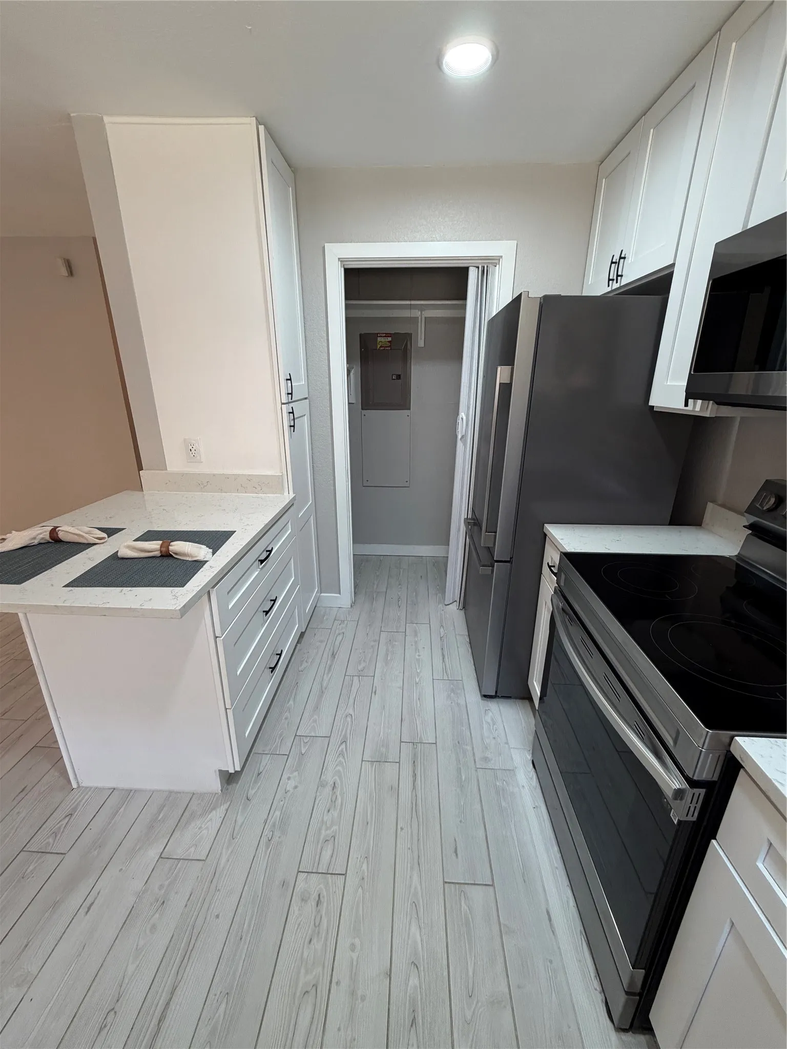 Condominium For Sale in Tarrant County , 1108 Harwell Drive 1711, Arlington, Texas 76011, 2 Bedroom, 1 Bathroom, Garage spaces, 963 Sqft, built in 1981, mls#21288282, Real Estate Agent in Arlington, Homes For Sale in Tarrant county, Homes For Sale in Arlington, Realtor in Arlington Texas, Real Estate Brokerage Independent Realty Texas, Luminita Cordes Realtor