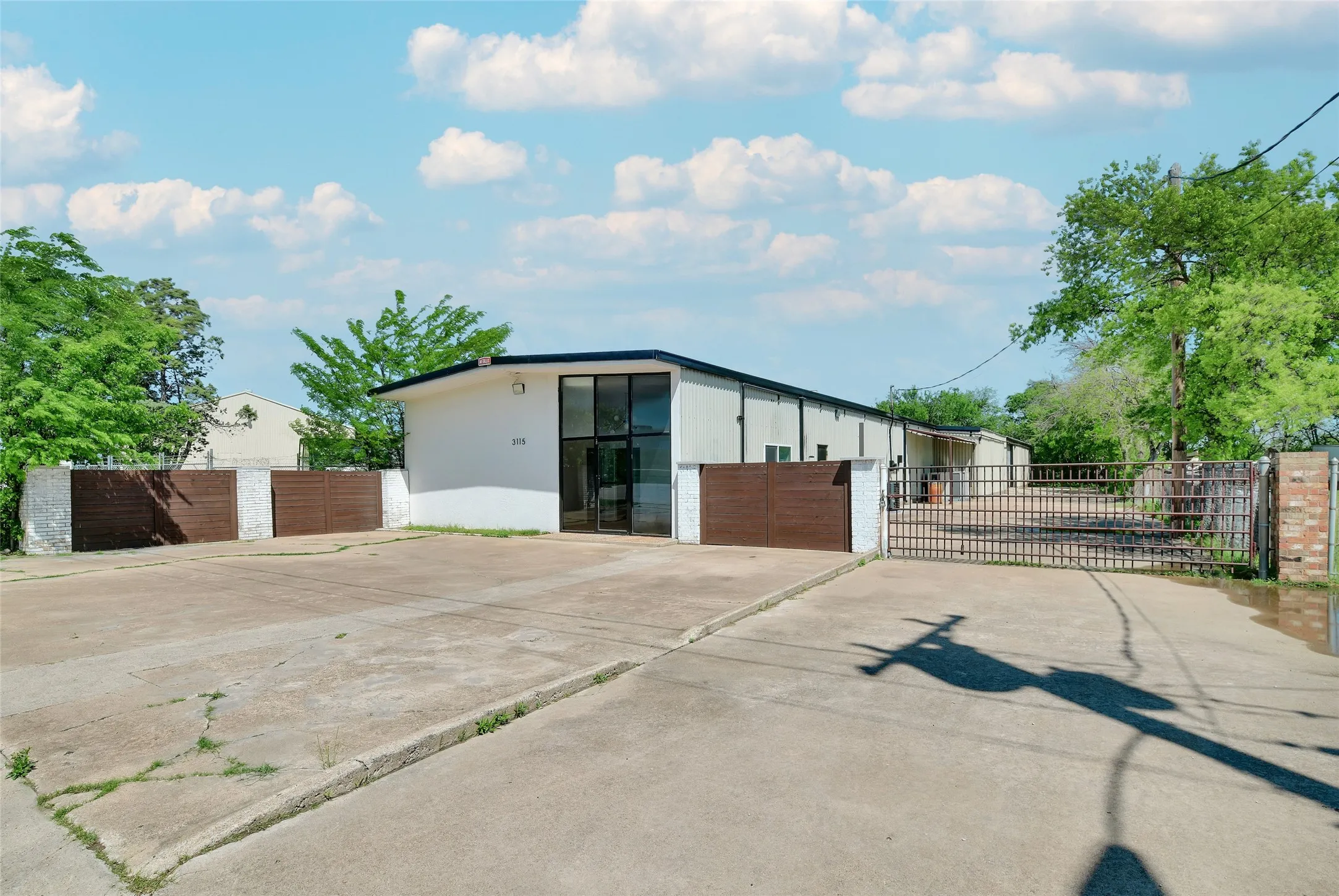Industrial For Sale in Tarrant County , 3115 Sabine Street, Forest Hill, Texas 76119, 0, 0, Garage spaces, 6,150 Sqft, built in 1968, mls#21288301, Real Estate Agent in Forest Hill, Homes For Sale in Tarrant county, Homes For Sale in Forest Hill, Realtor in Forest Hill Texas, Real Estate Brokerage Independent Realty Texas, Luminita Cordes Realtor