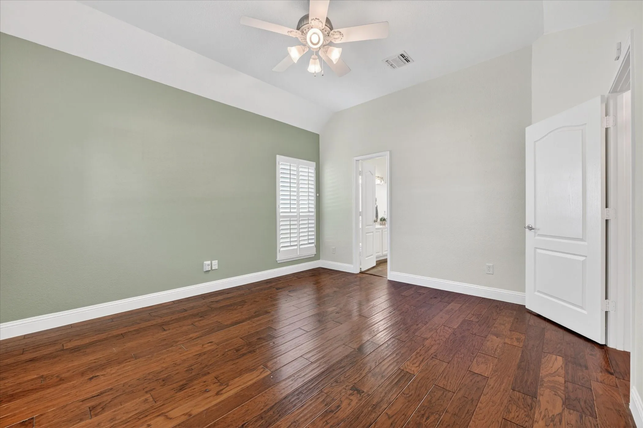 Single Family Residence For Sale in Tarrant County , 3204 Kinston Cove, Fort Worth, Texas 76179, 4 Bedroom, 3 Bathroom, 2 Garage spaces, 1,961 Sqft, built in 2006, mls#21288302, Real Estate Agent in Fort Worth, Homes For Sale in Tarrant county, Homes For Sale in Fort Worth, Realtor in Fort Worth Texas, Real Estate Brokerage Independent Realty Texas, Luminita Cordes Realtor
